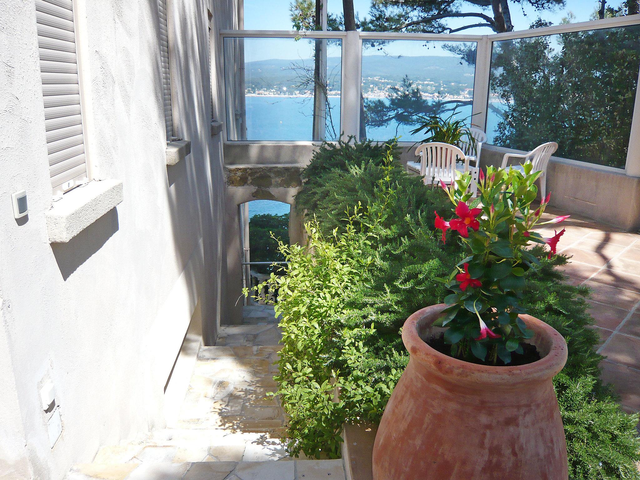 Photo 22 - 2 bedroom Apartment in Saint-Cyr-sur-Mer with garden and terrace