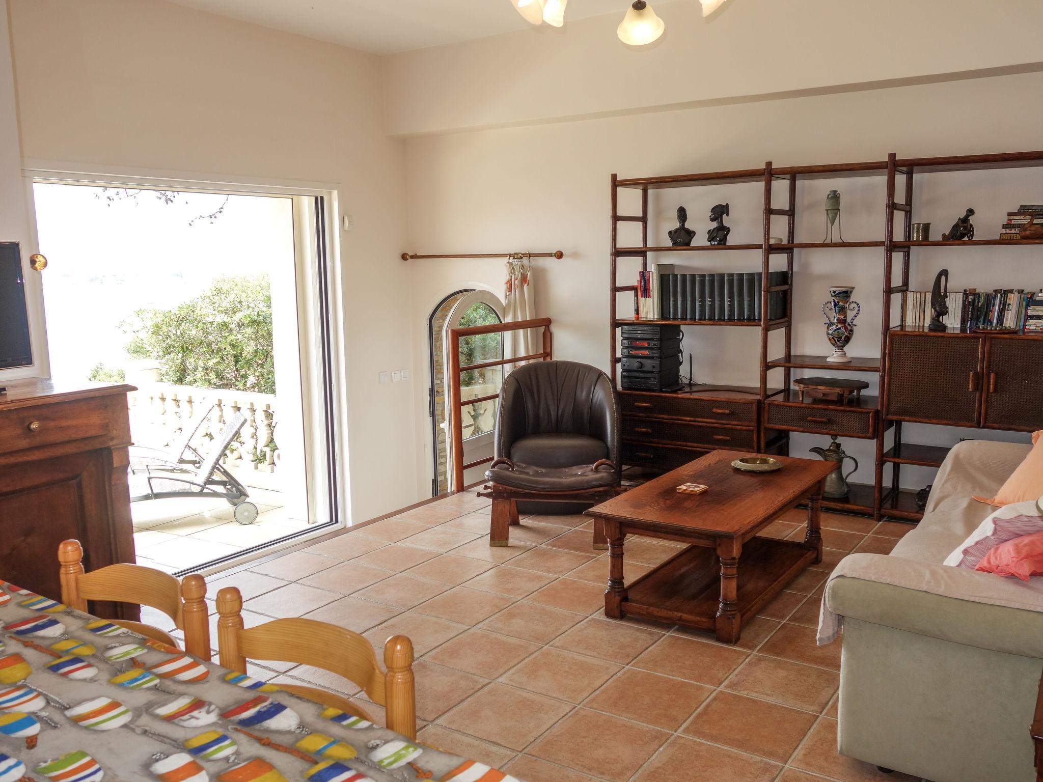 Photo 2 - 2 bedroom Apartment in Saint-Cyr-sur-Mer with garden and terrace