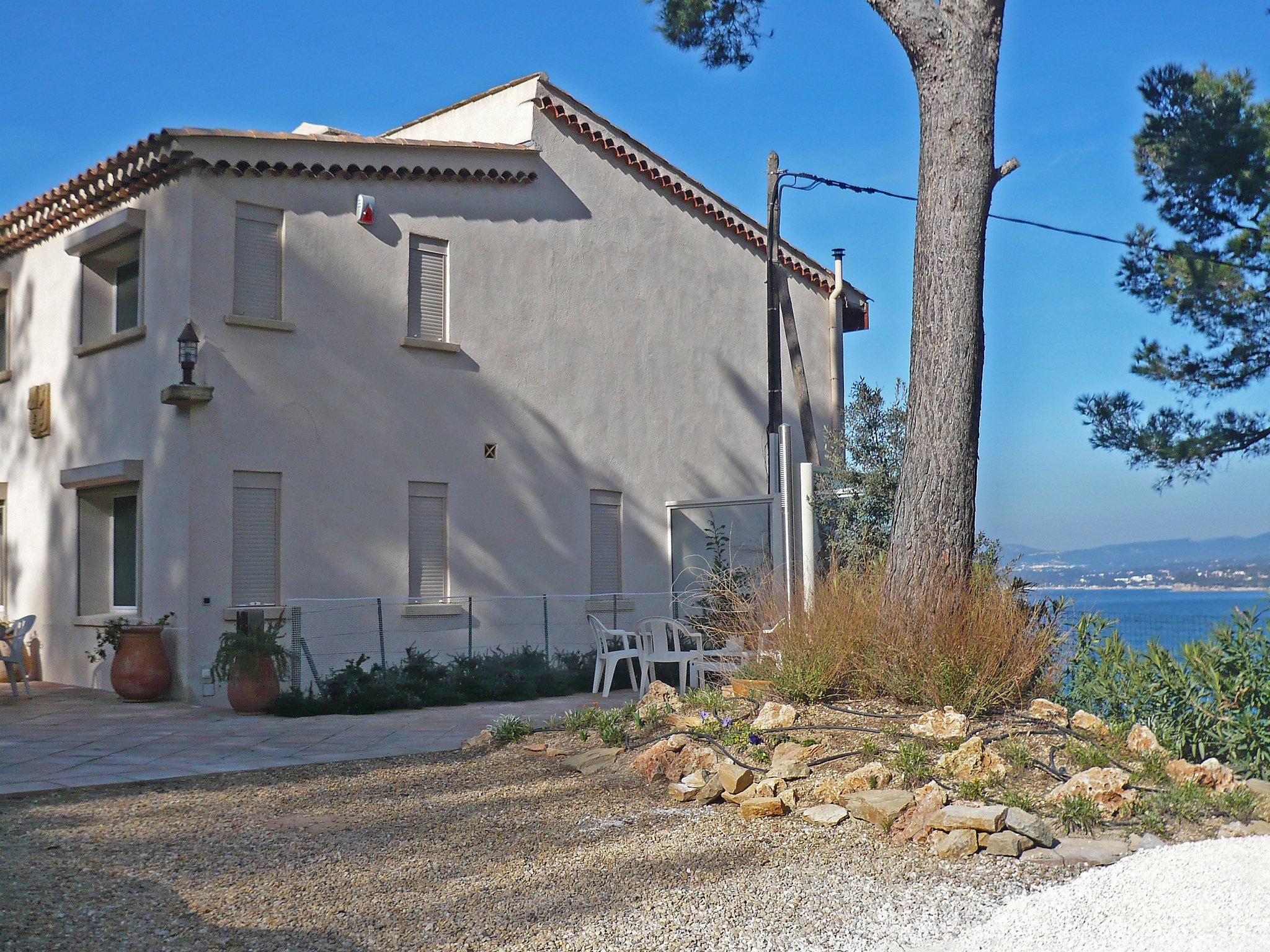 Foto 15 - Appartamento con 2 camere da letto a Saint-Cyr-sur-Mer con giardino e terrazza