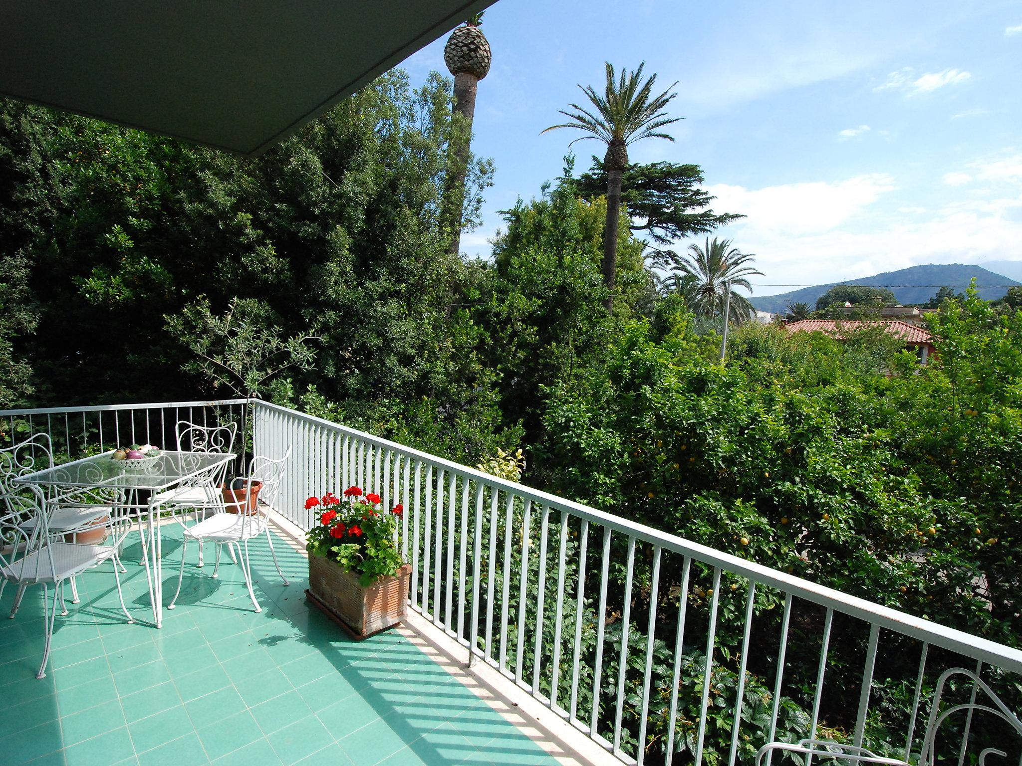 Photo 2 - Appartement de 3 chambres à Sorrente avec jardin et vues à la mer