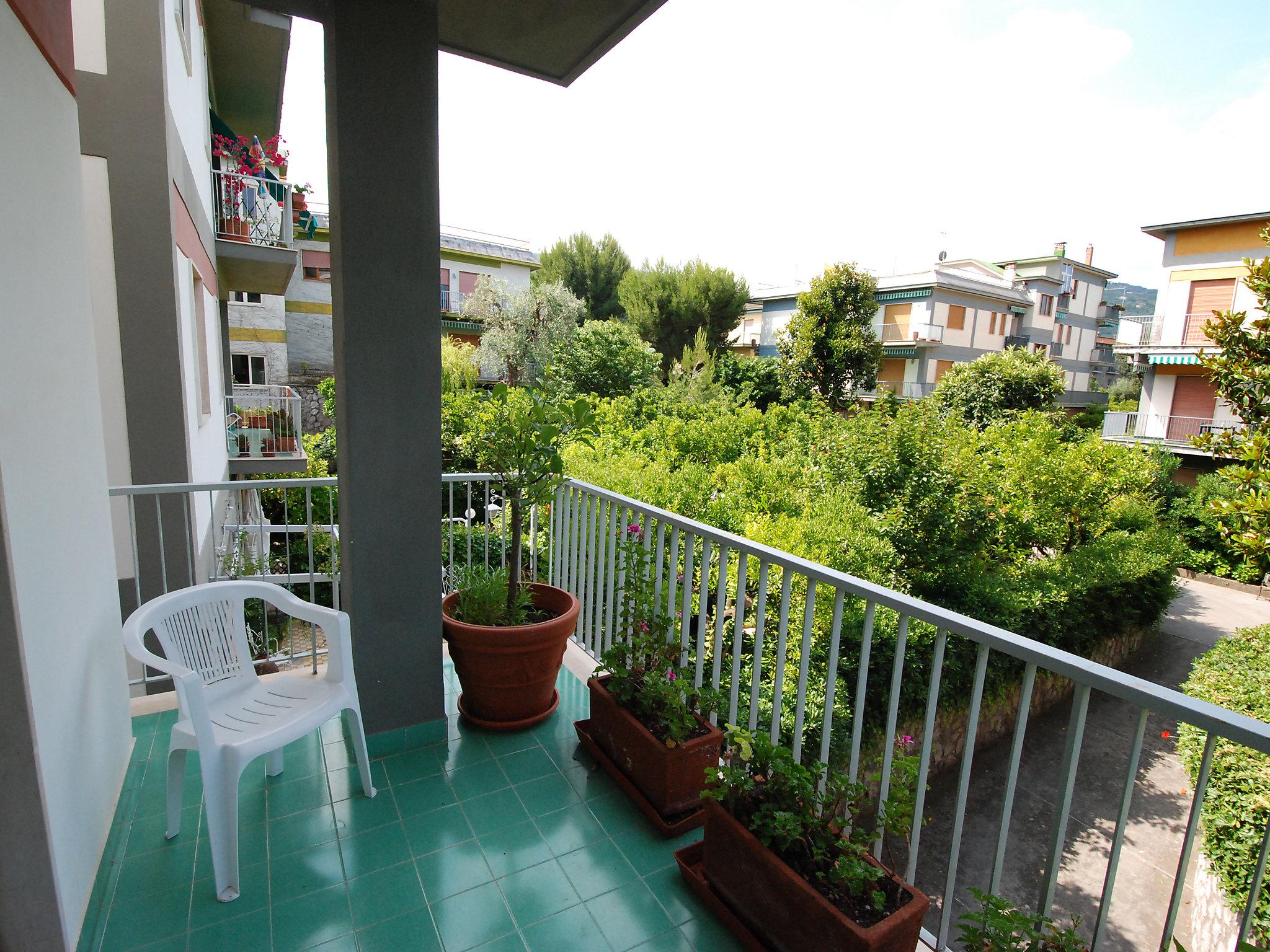 Foto 15 - Apartamento de 3 habitaciones en Sorrento con jardín y vistas al mar