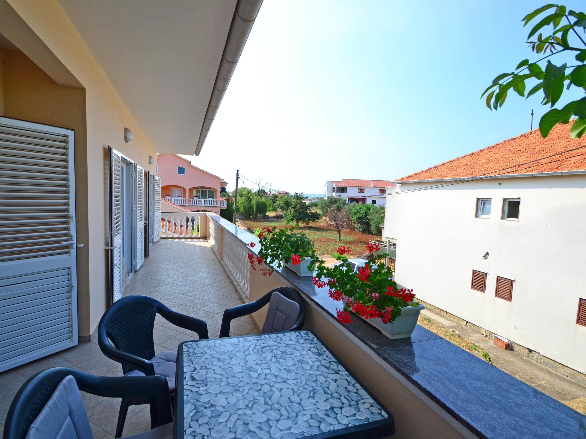 Foto 11 - Apartamento de 2 quartos em Sukošan com jardim e terraço