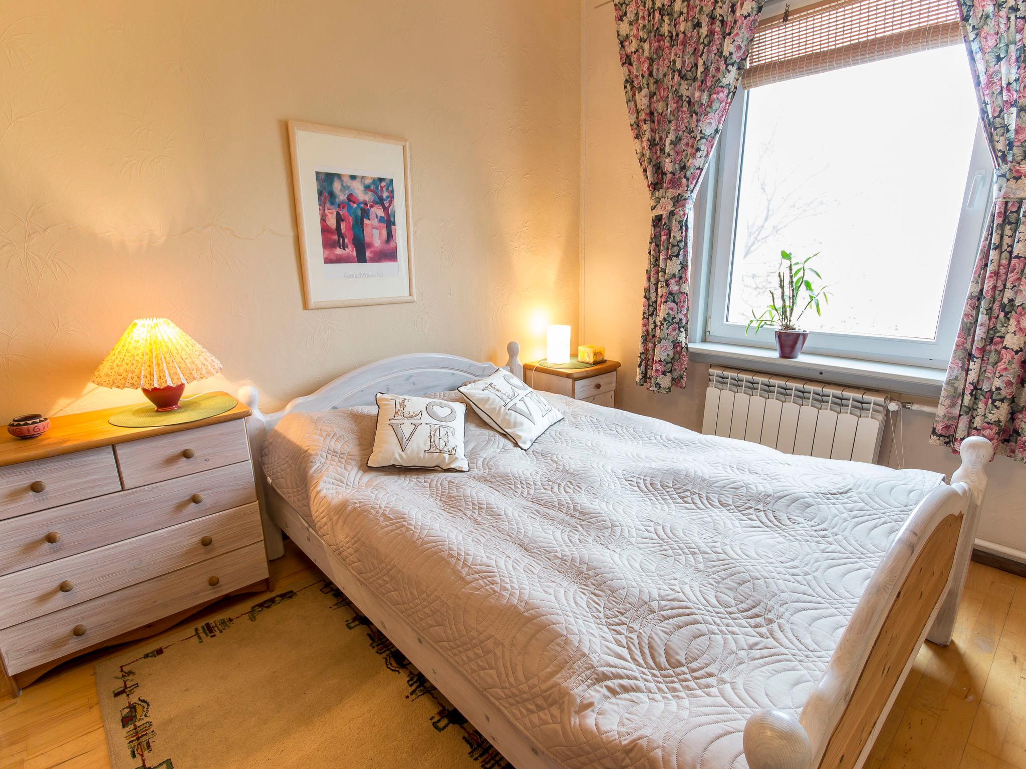 Foto 16 - Appartamento con 3 camere da letto a Kamień Pomorski con giardino e vista mare