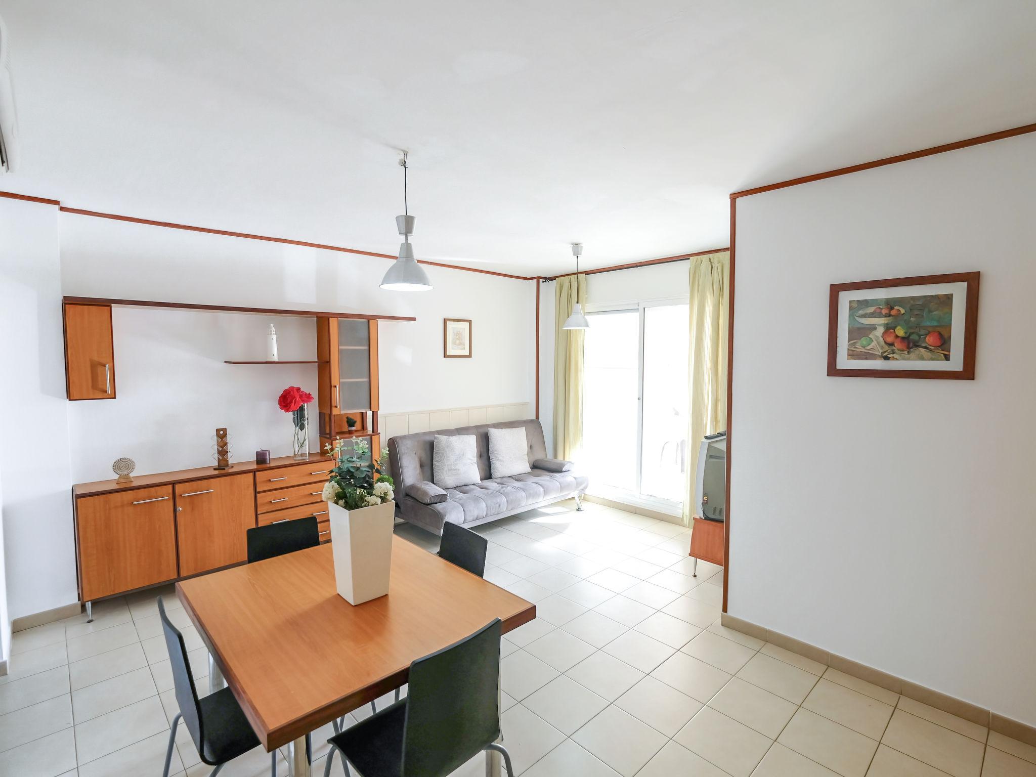 Photo 3 - 2 bedroom Apartment in Deltebre with swimming pool and terrace