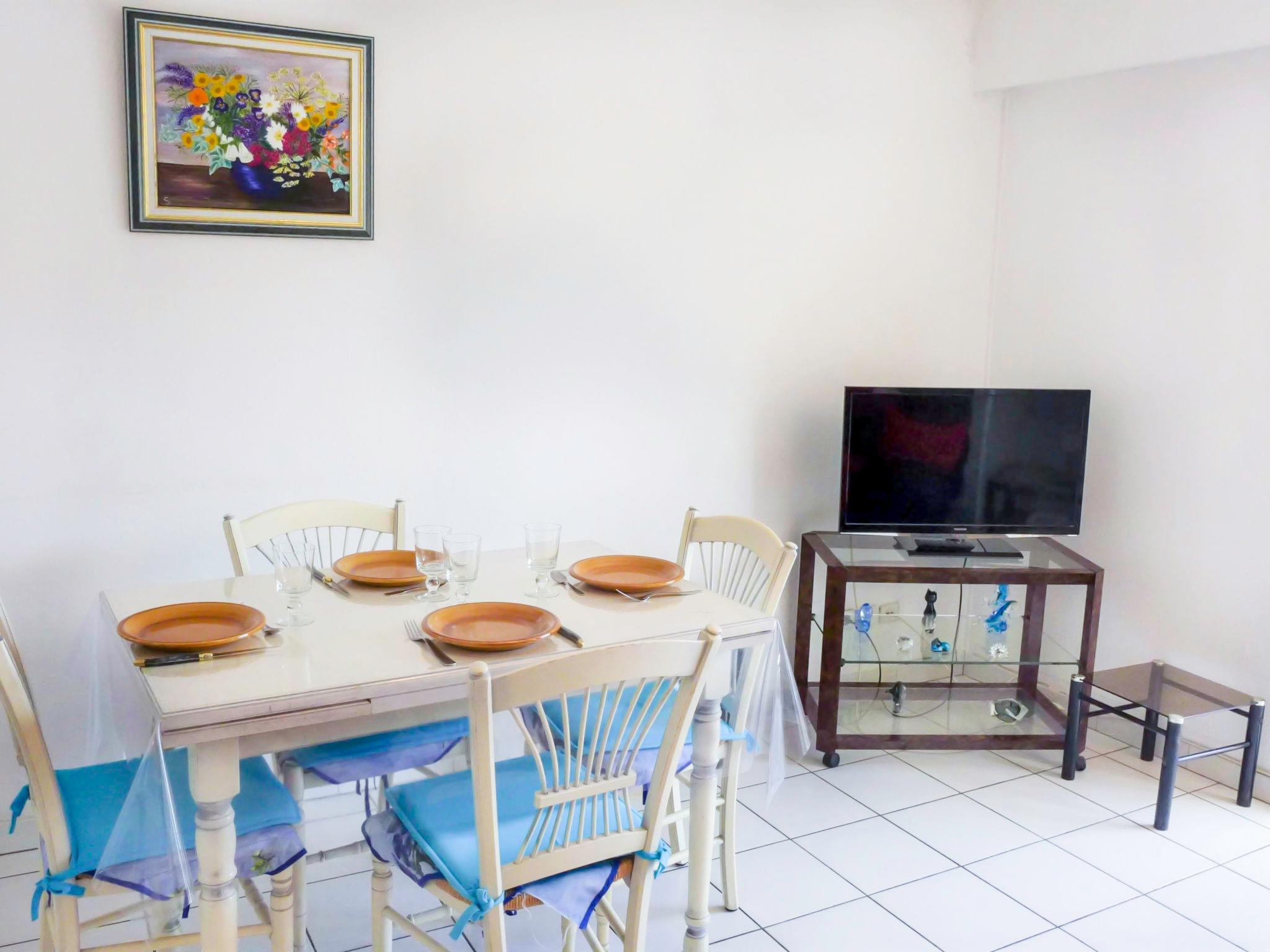 Photo 2 - 1 bedroom Apartment in Cavalaire-sur-Mer with swimming pool and terrace