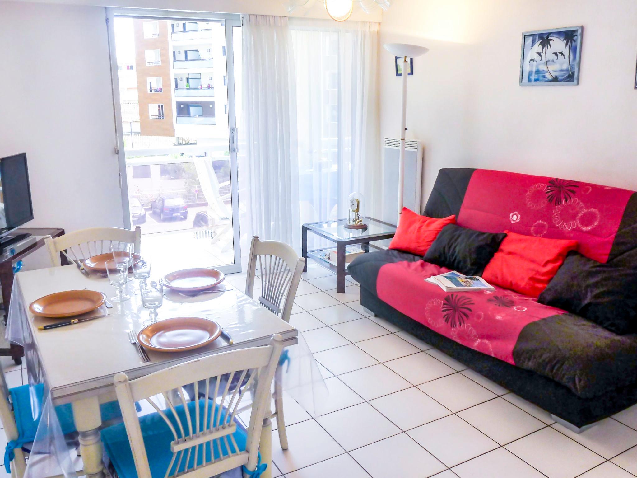 Foto 3 - Appartamento con 1 camera da letto a Cavalaire-sur-Mer con piscina e terrazza