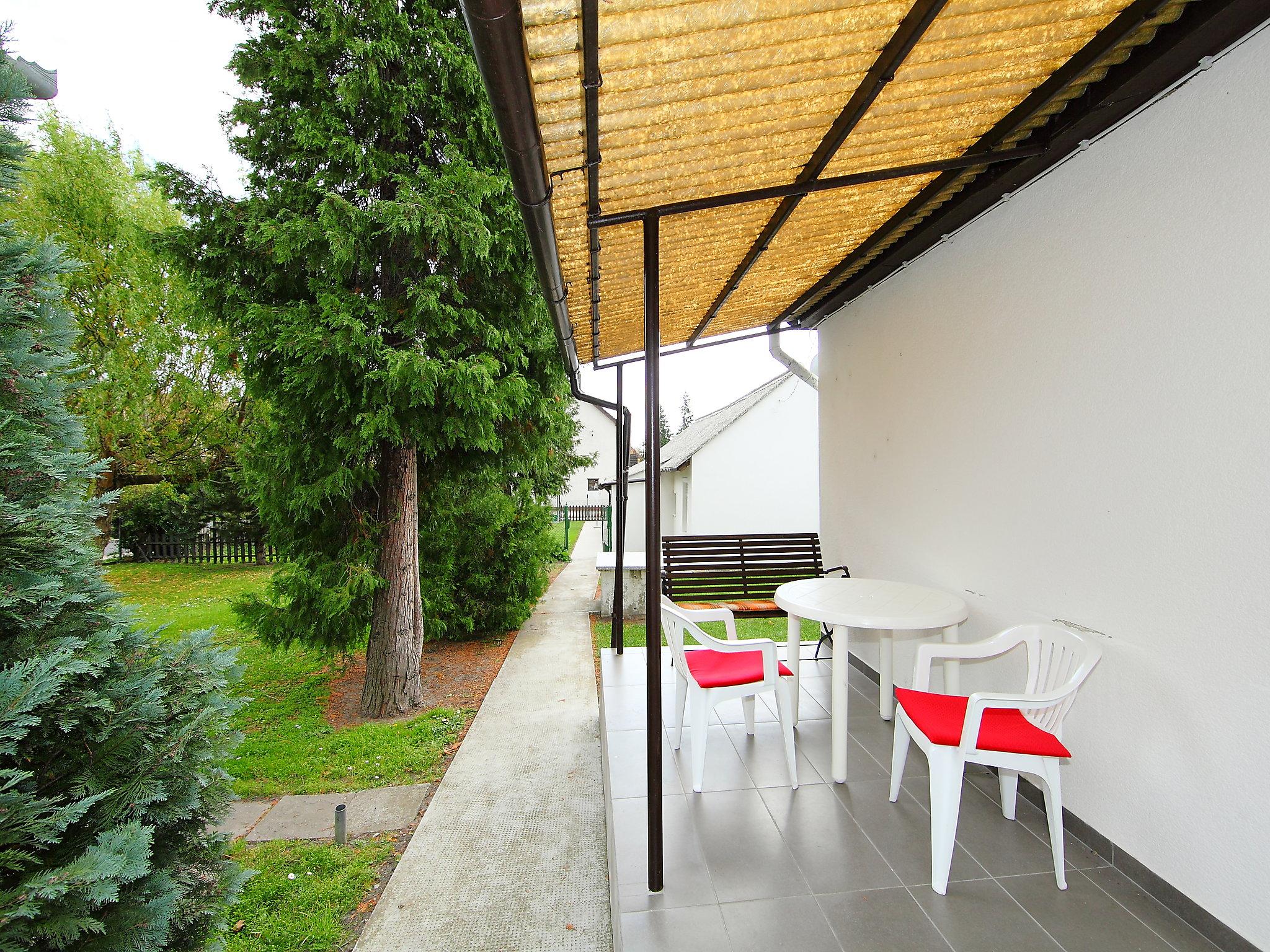 Photo 2 - Maison de 2 chambres à Balatonfenyves avec jardin et terrasse