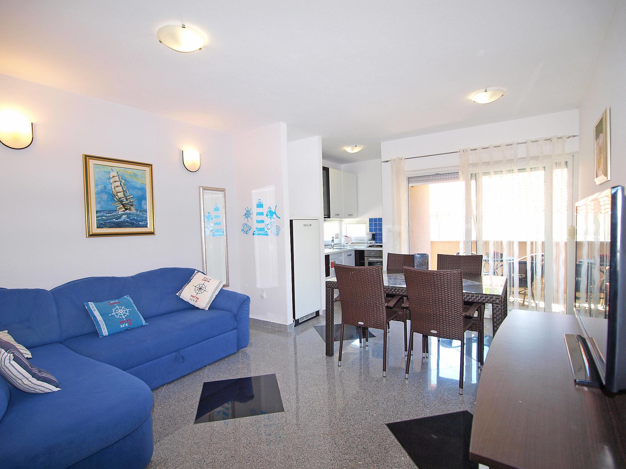 Foto 3 - Appartamento con 1 camera da letto a Bibinje con piscina e vista mare
