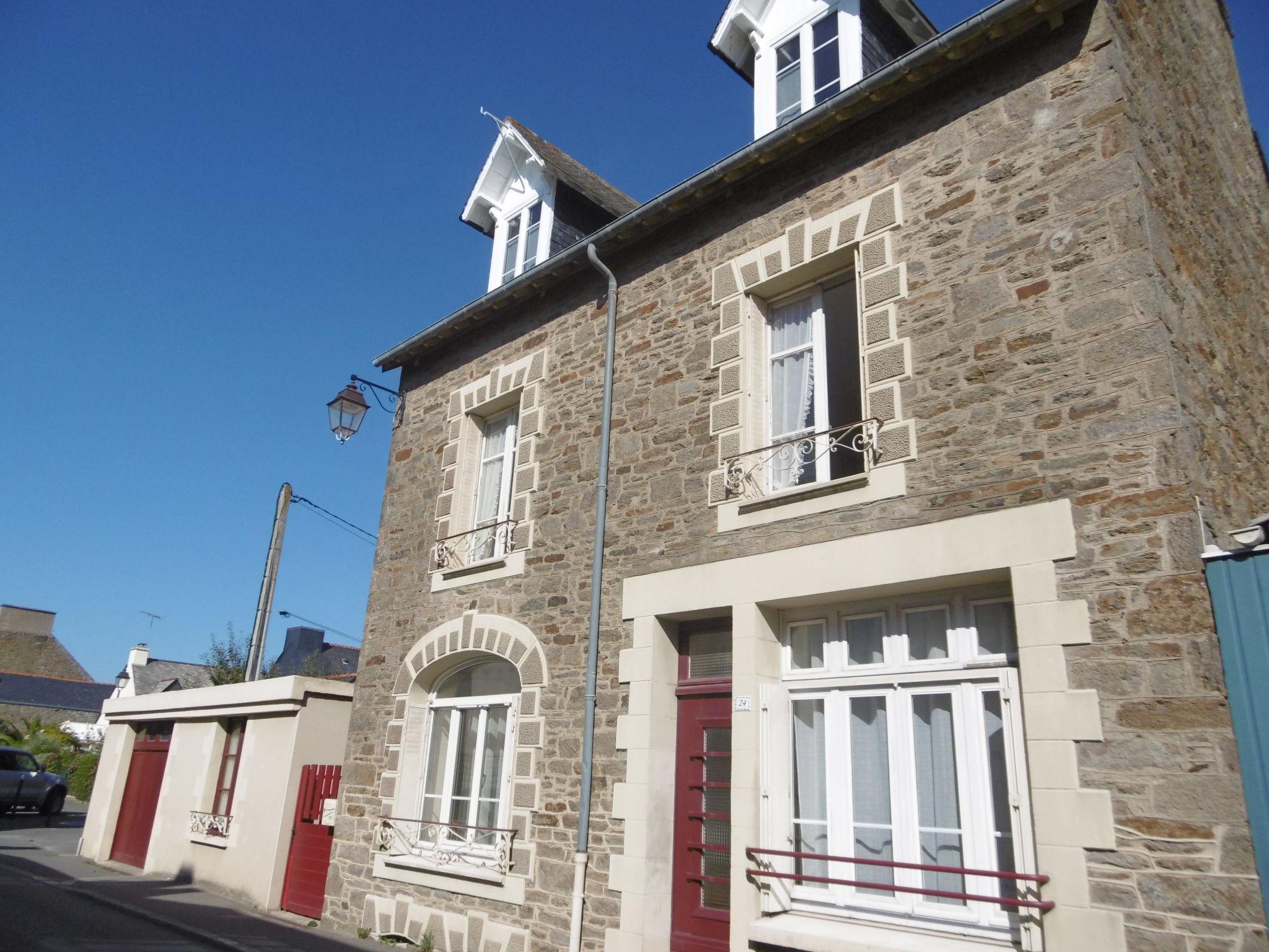 Photo 1 - Maison de 1 chambre à Cancale avec jardin et vues à la mer