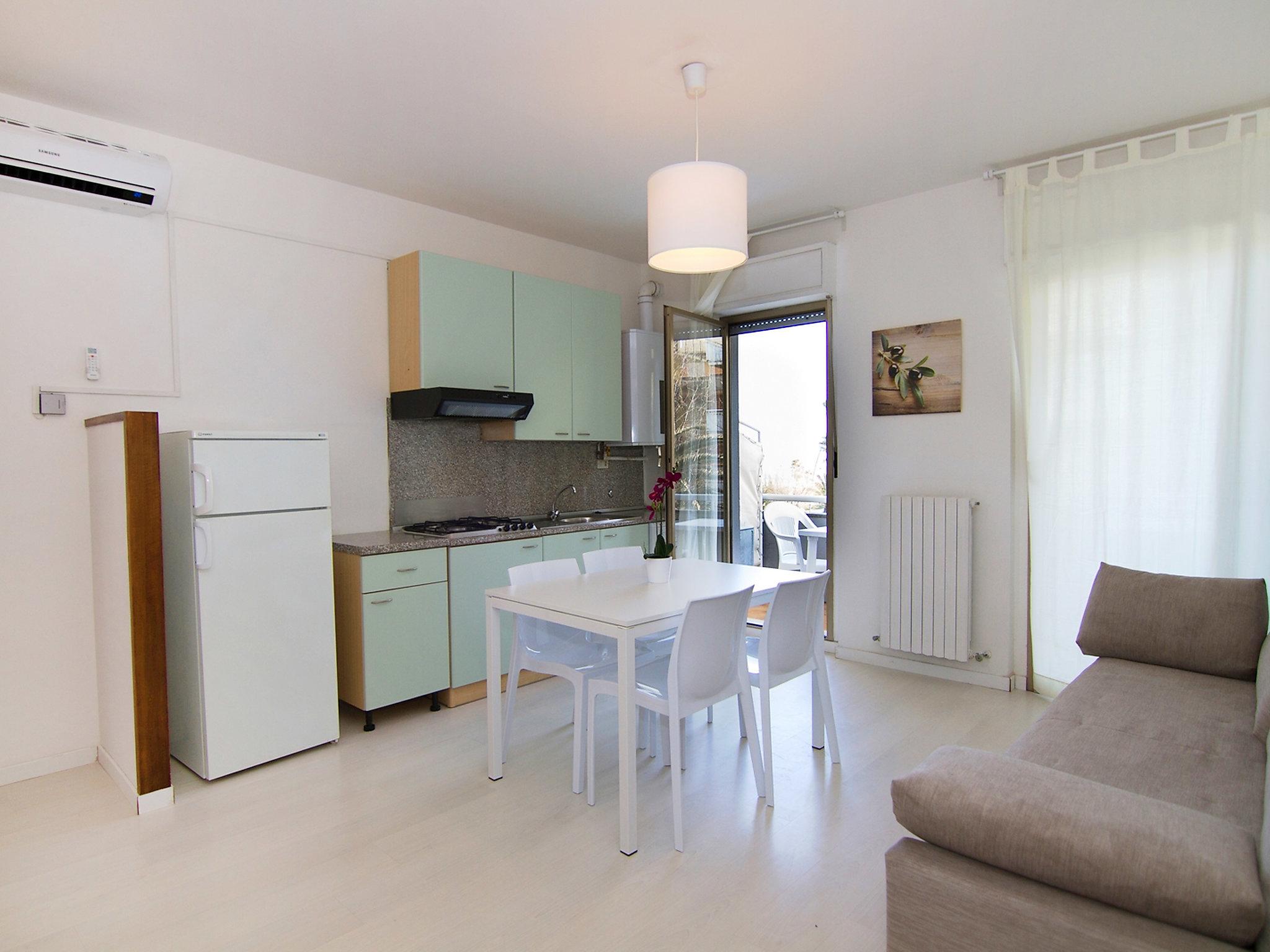 Foto 3 - Apartamento de 1 habitación en San Benedetto del Tronto con vistas al mar