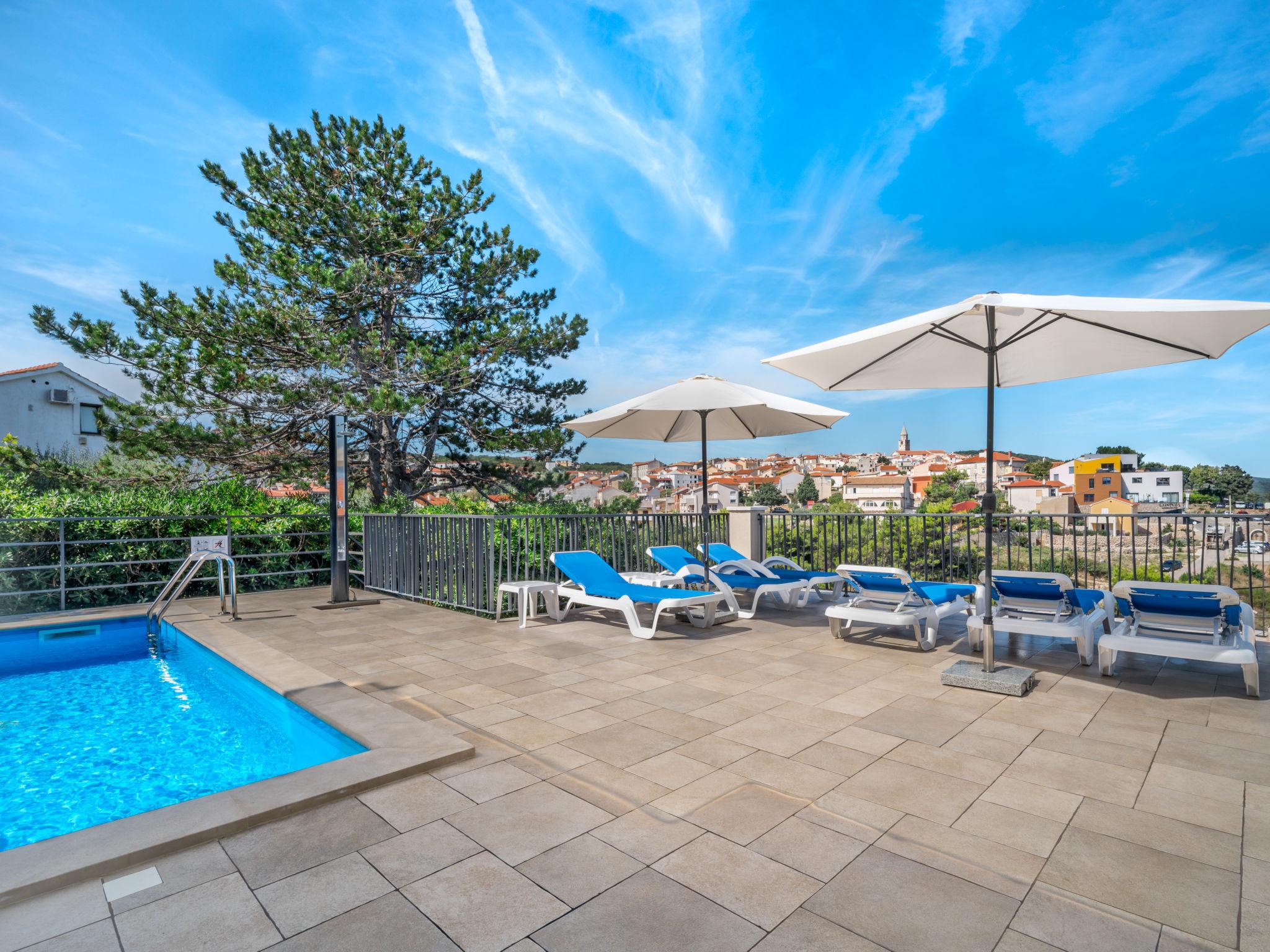 Photo 9 - Maison de 3 chambres à Vrbnik avec piscine privée et vues à la mer