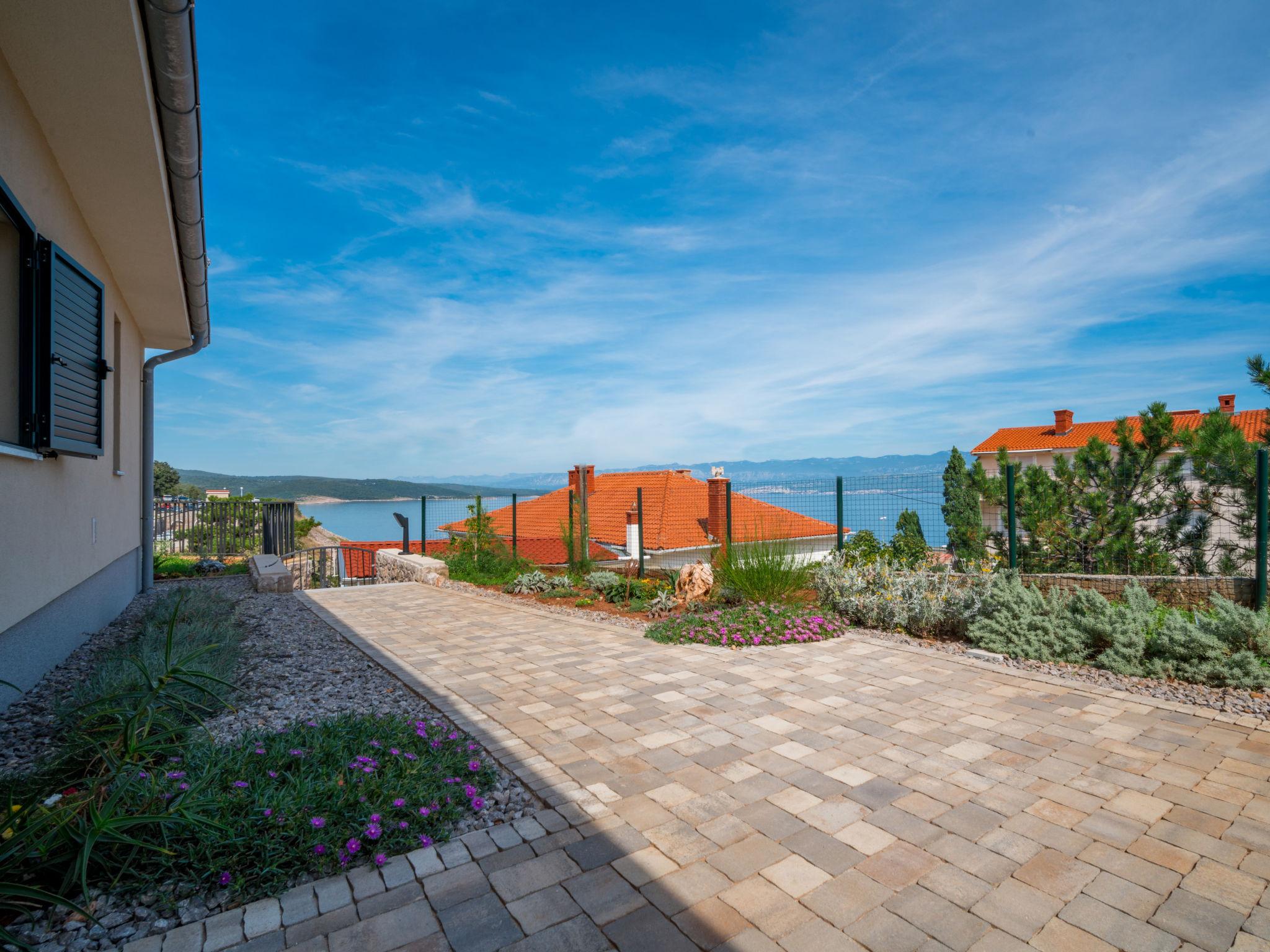 Photo 24 - Maison de 3 chambres à Vrbnik avec piscine privée et vues à la mer