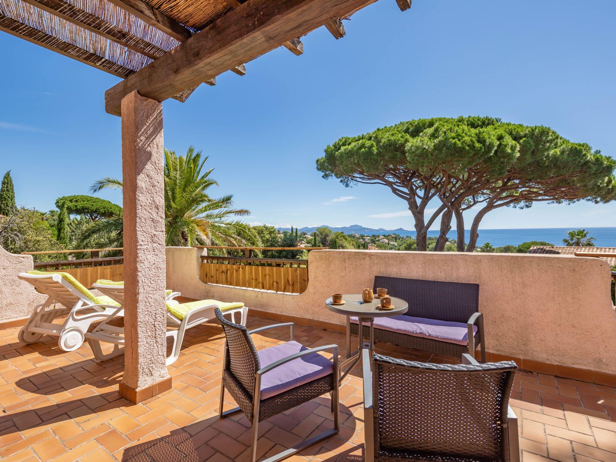 Photo 20 - Maison de 3 chambres à Roquebrune-sur-Argens avec terrasse et vues à la mer