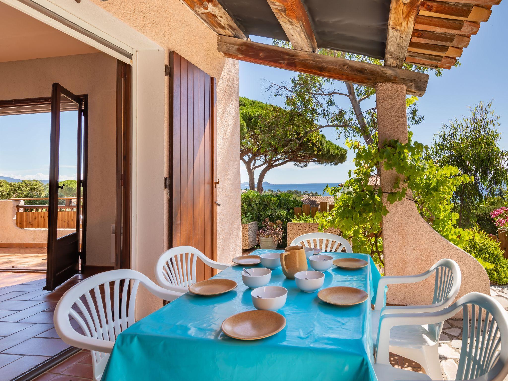 Foto 5 - Casa de 3 habitaciones en Roquebrune-sur-Argens con terraza y vistas al mar