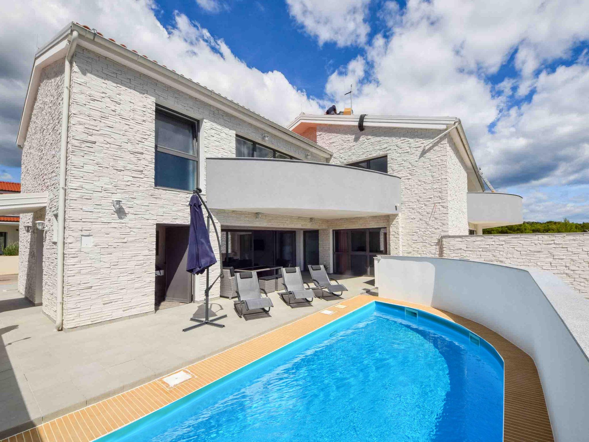 Photo 2 - Maison de 4 chambres à Tribunj avec piscine privée et terrasse