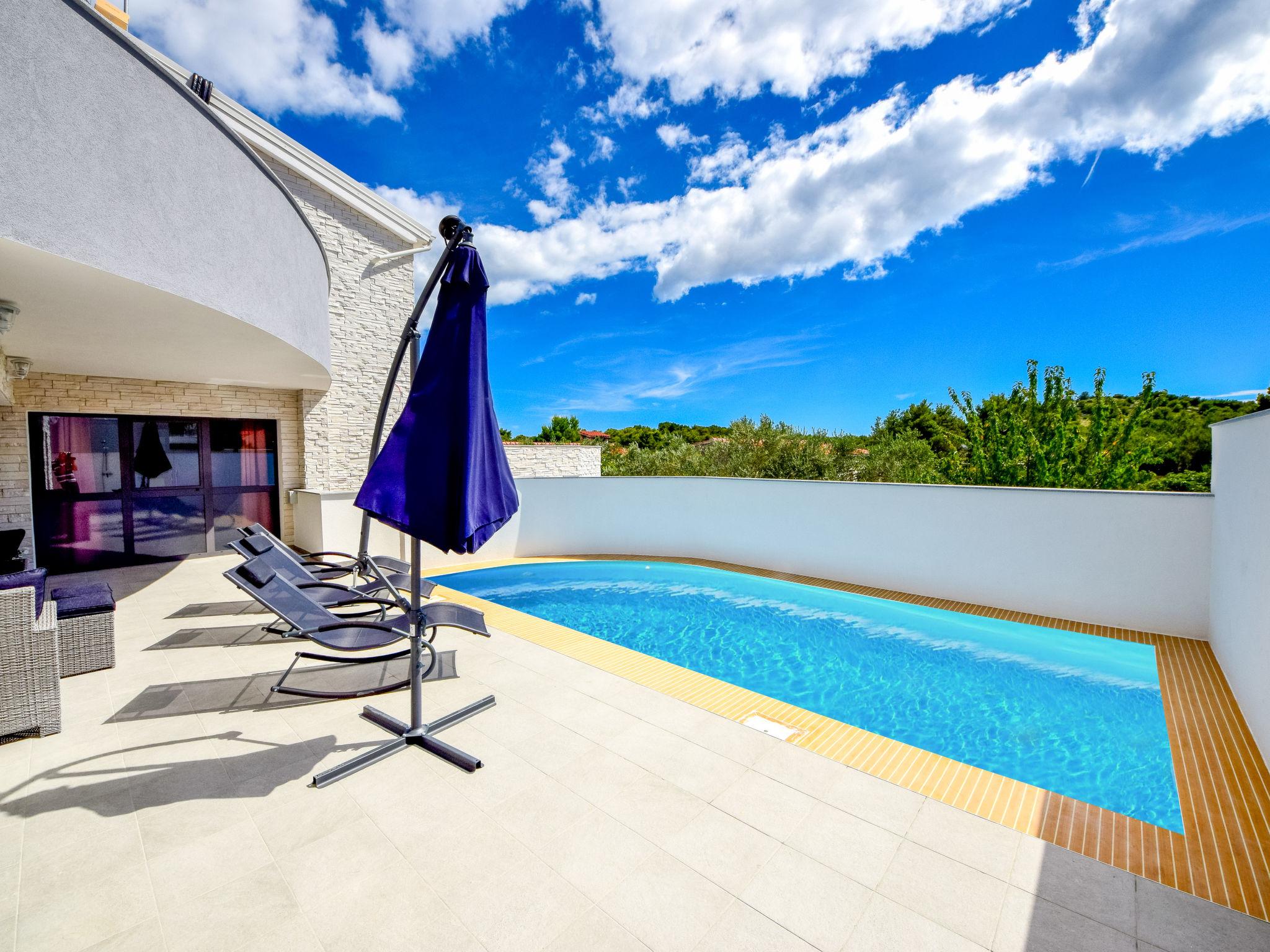 Photo 1 - Maison de 4 chambres à Tribunj avec piscine privée et terrasse