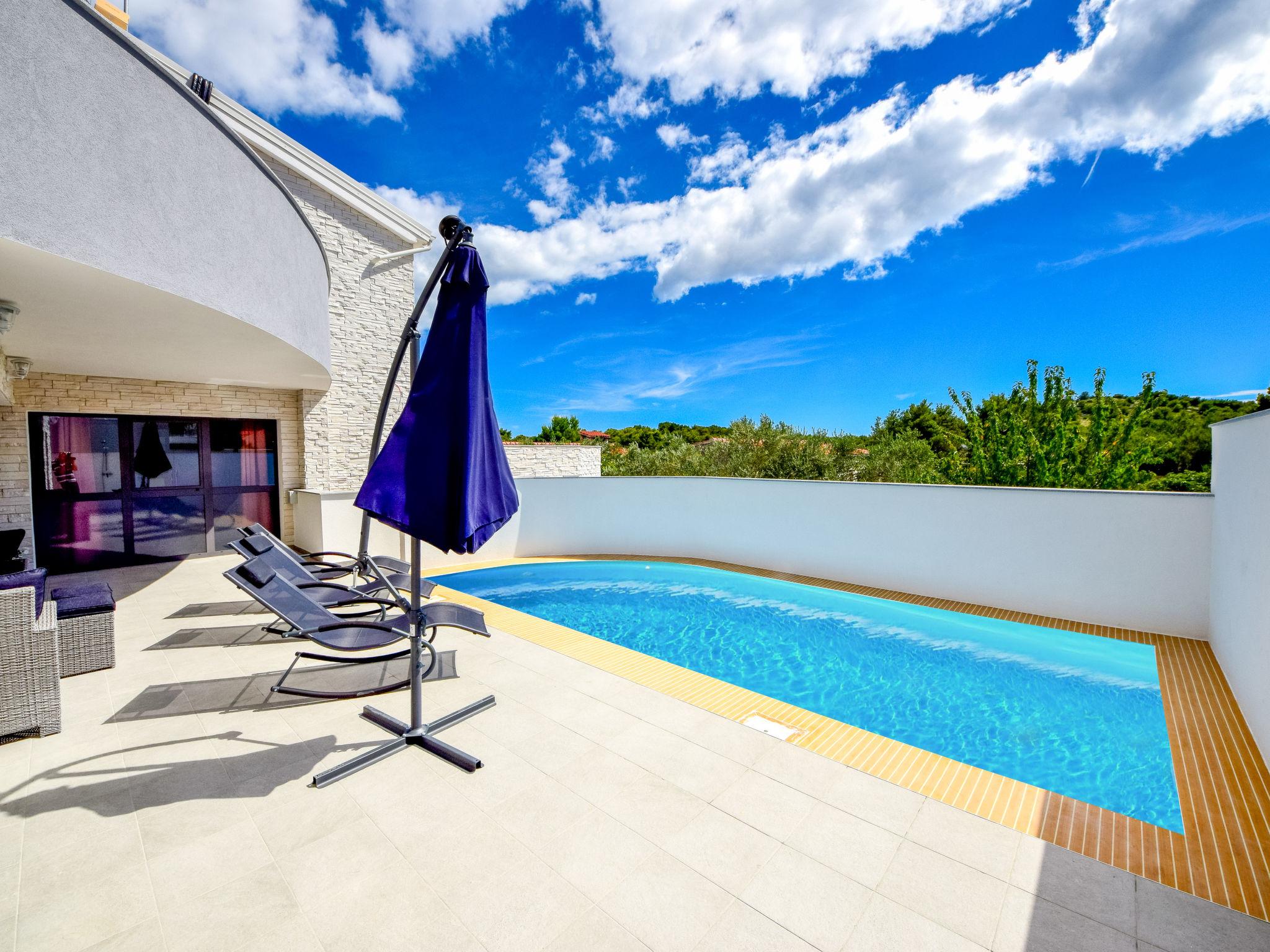 Foto 1 - Casa con 4 camere da letto a Tribunj con piscina privata e terrazza