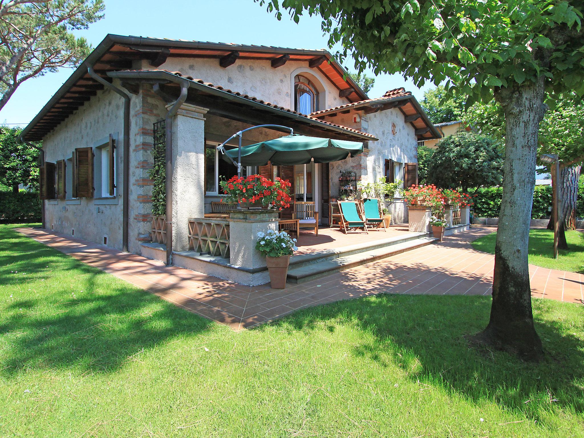 Foto 1 - Casa de 3 habitaciones en Forte dei Marmi con jardín y bañera de hidromasaje