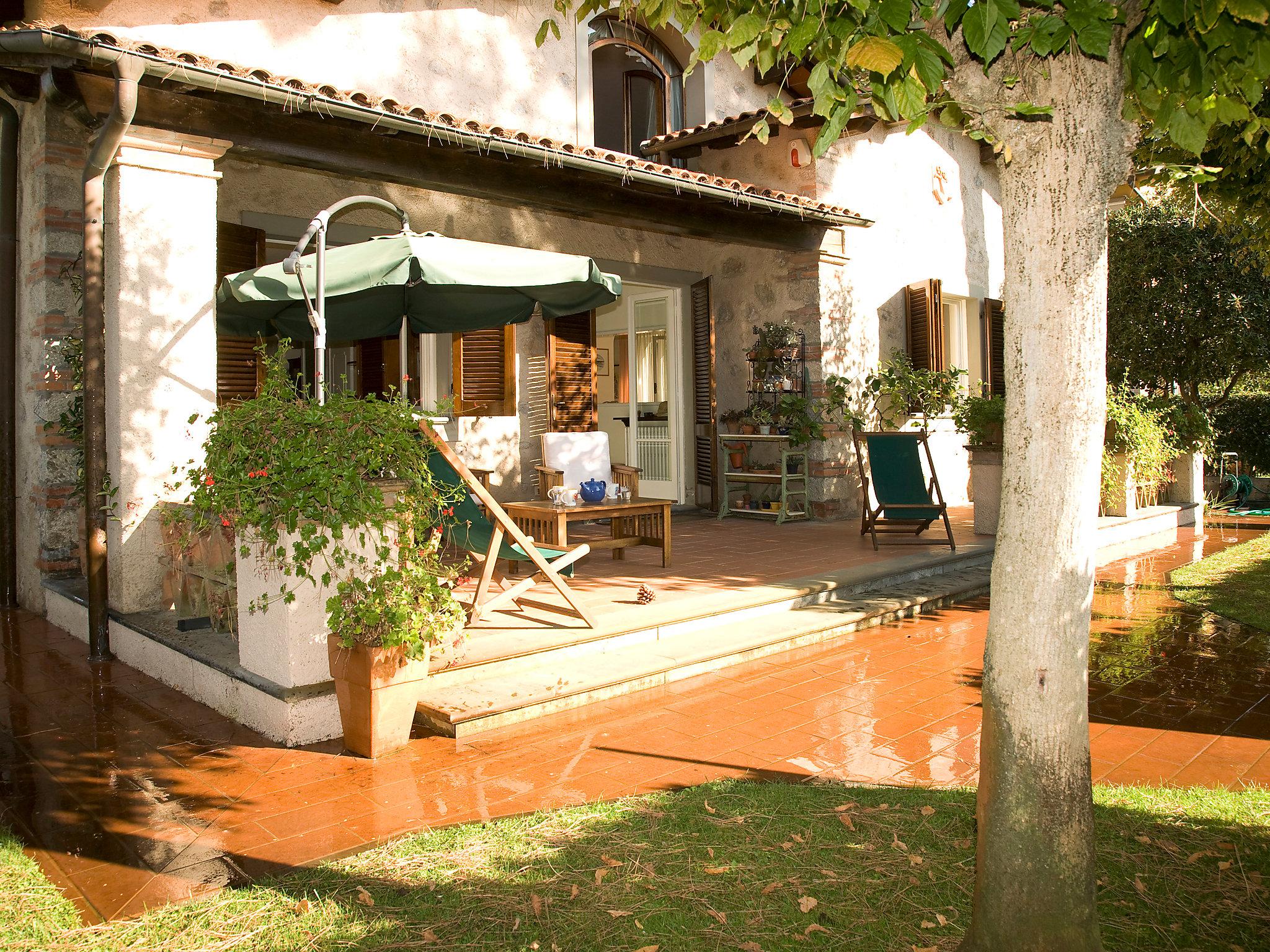 Photo 3 - Maison de 3 chambres à Forte dei Marmi avec jardin et bain à remous