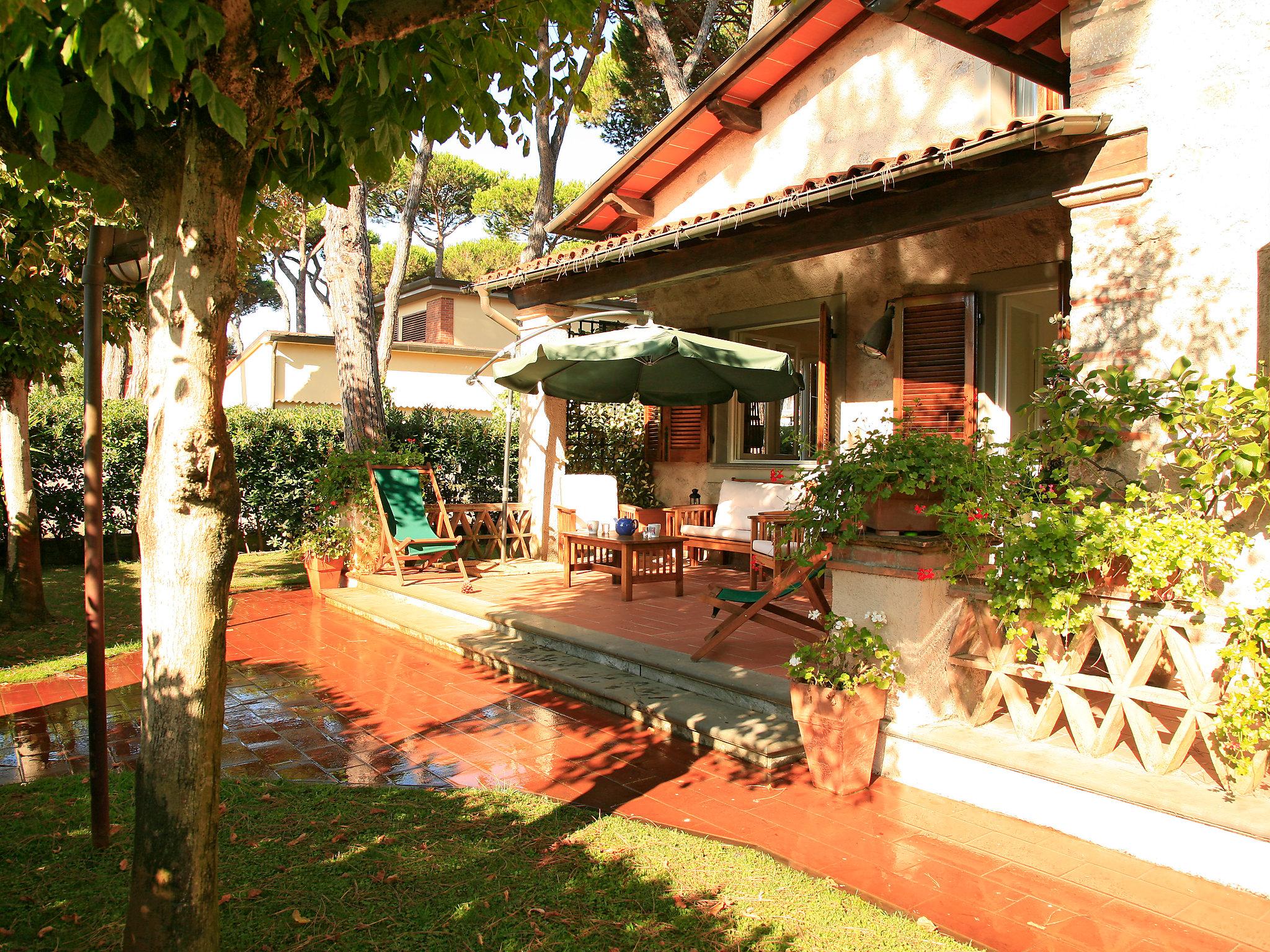 Photo 2 - Maison de 3 chambres à Forte dei Marmi avec jardin et bain à remous