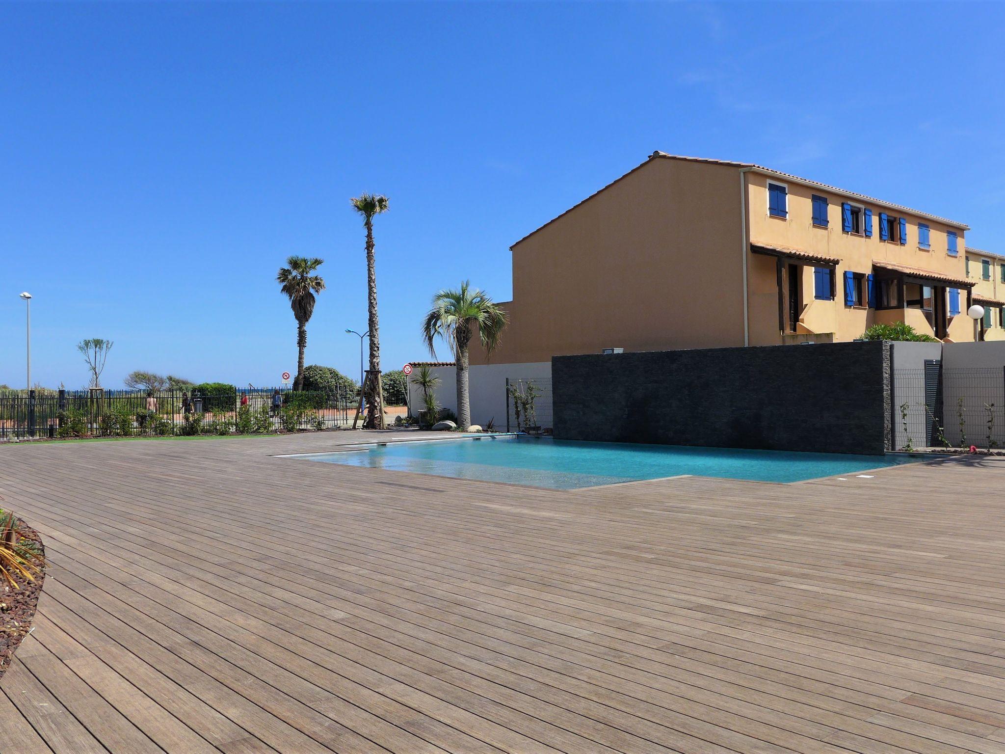 Photo 17 - 1 bedroom Apartment in Sainte-Marie-la-Mer with swimming pool and sea view