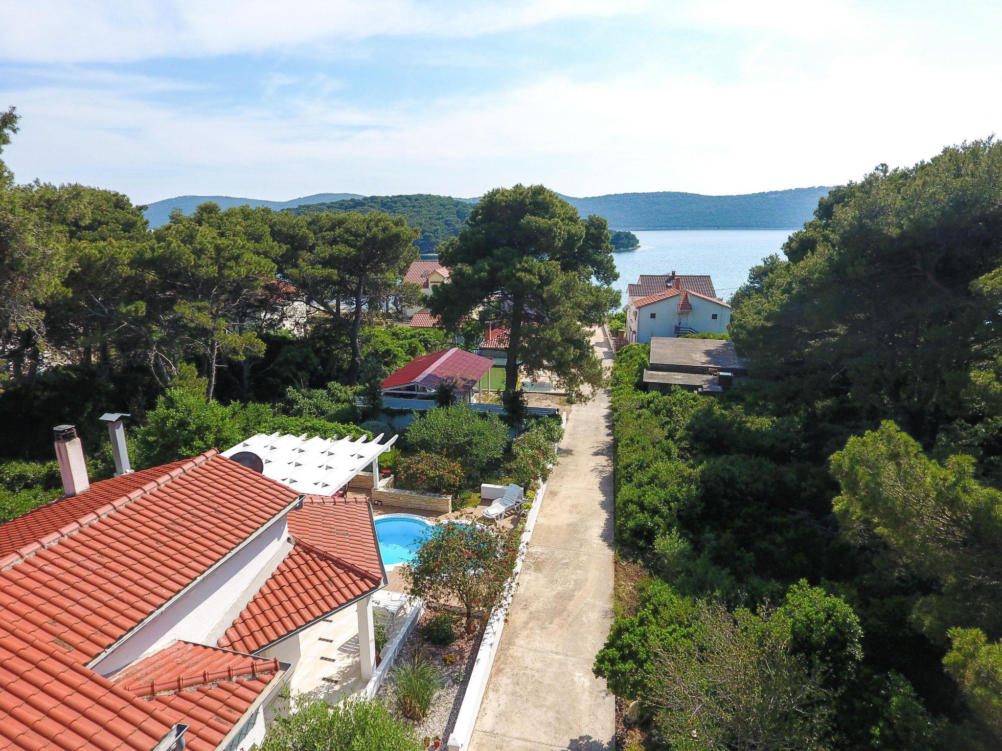 Foto 6 - Casa de 2 habitaciones en Zadar con piscina privada y jardín