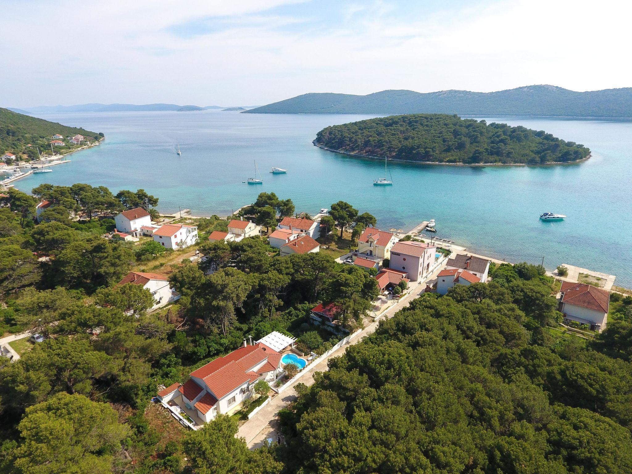 Foto 3 - Casa de 2 quartos em Zadar com piscina privada e jardim