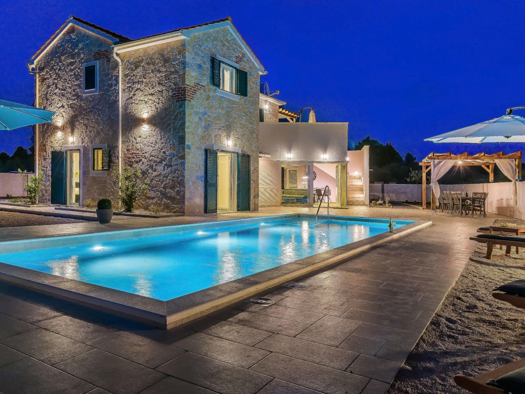 Photo 6 - Maison de 4 chambres à Sibenik avec piscine privée et jardin