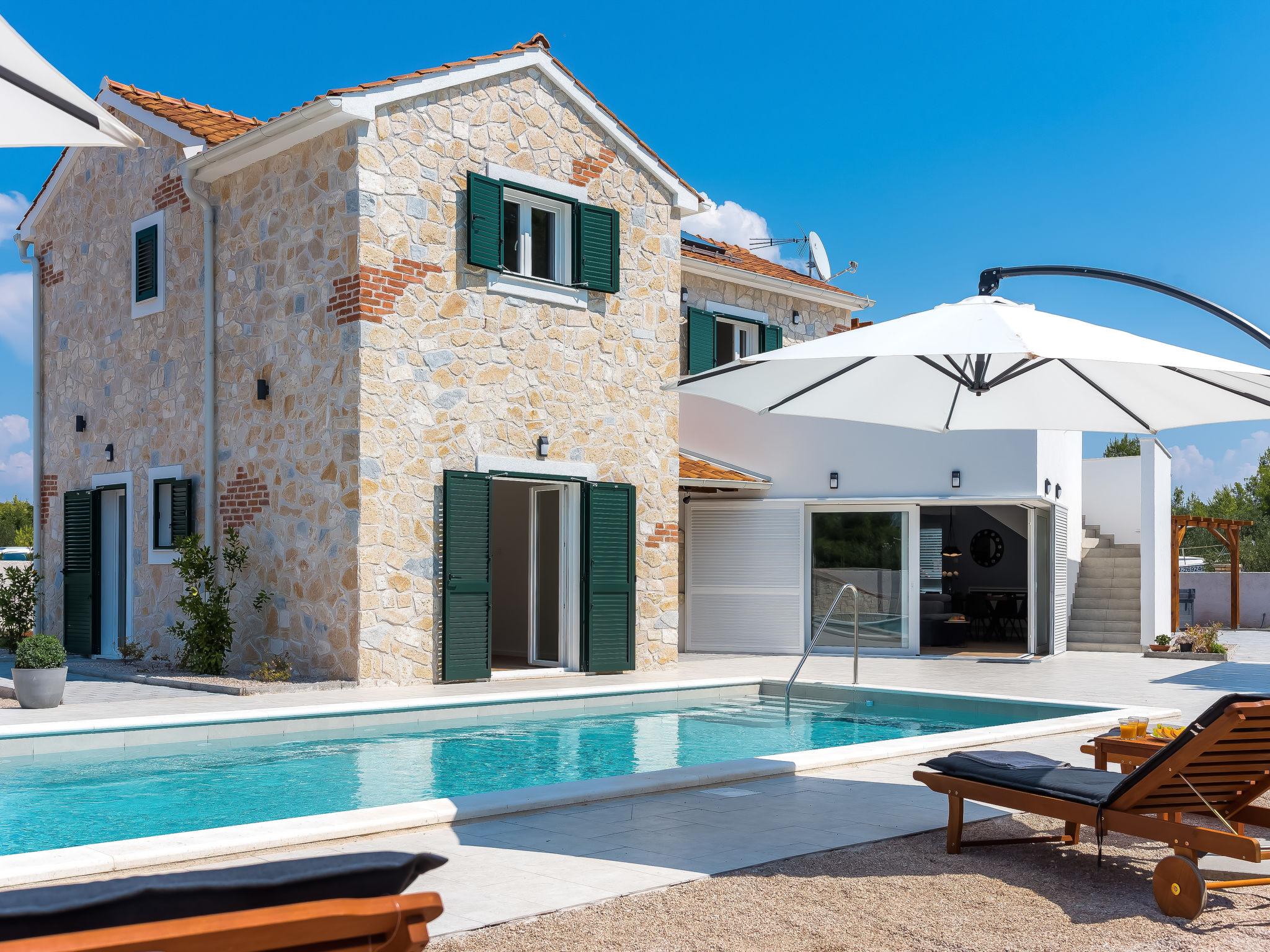 Foto 1 - Casa con 4 camere da letto a Sebenico con piscina privata e vista mare