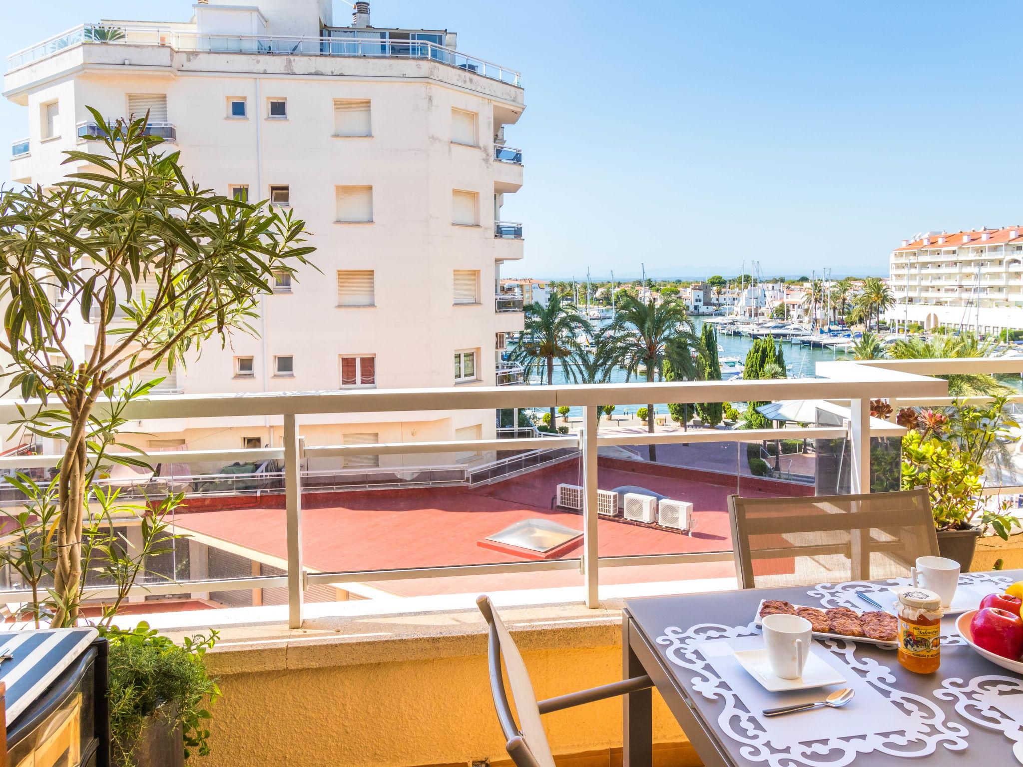 Foto 18 - Apartamento de 2 quartos em Castelló d'Empúries com terraço e vistas do mar