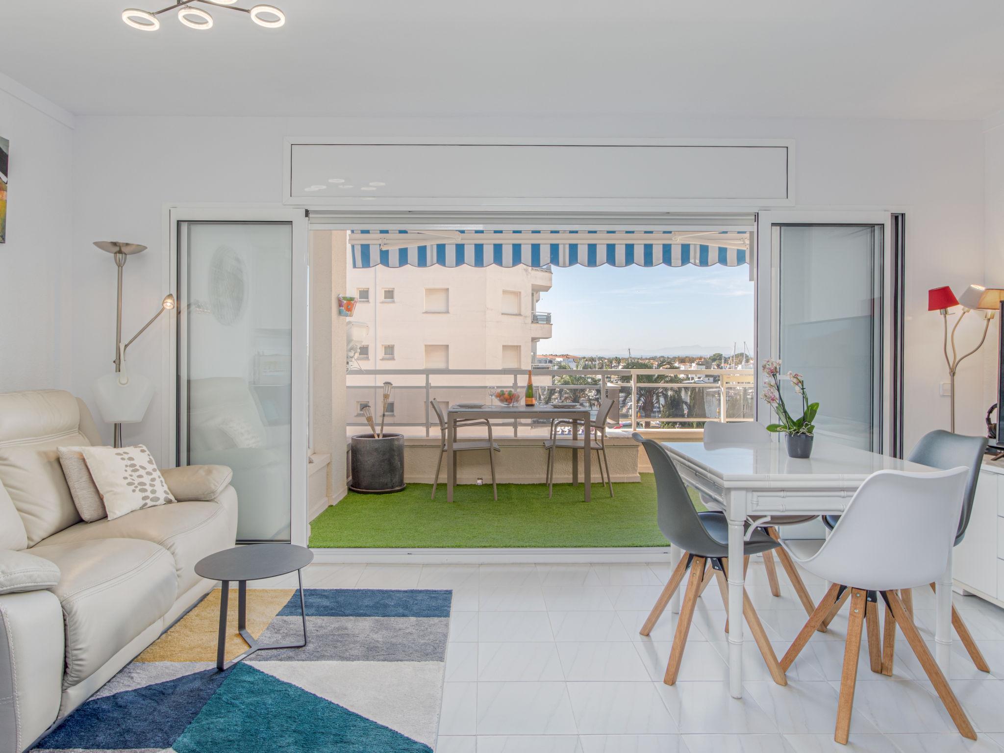 Photo 2 - Appartement de 2 chambres à Castelló d'Empúries avec terrasse et vues à la mer