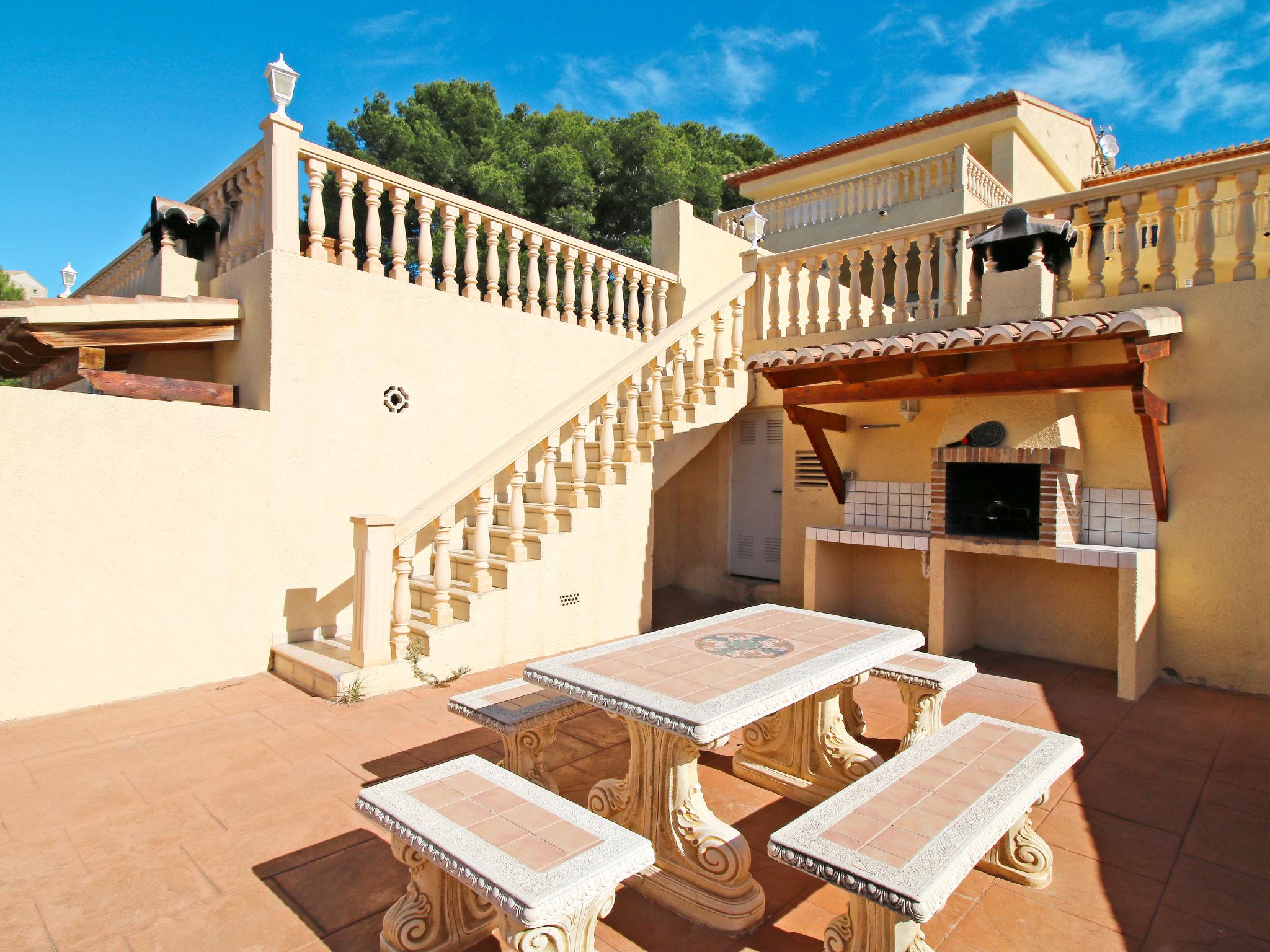 Foto 12 - Casa de 4 quartos em Calp com piscina privada e terraço