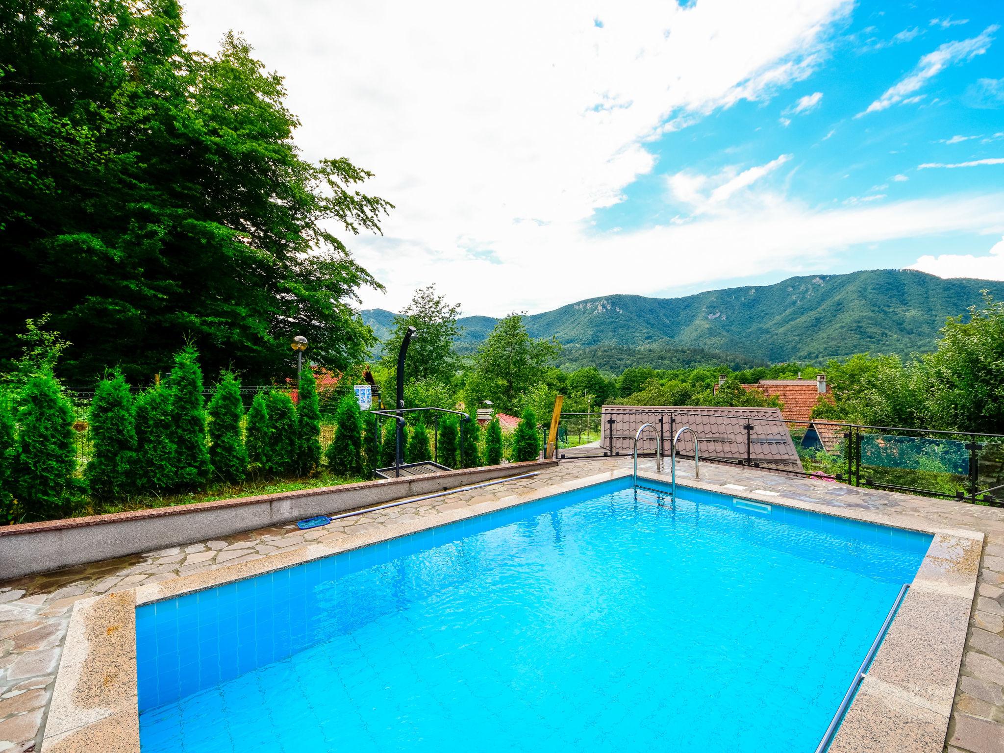 Foto 2 - Casa de 3 quartos em Delnice com piscina privada e terraço