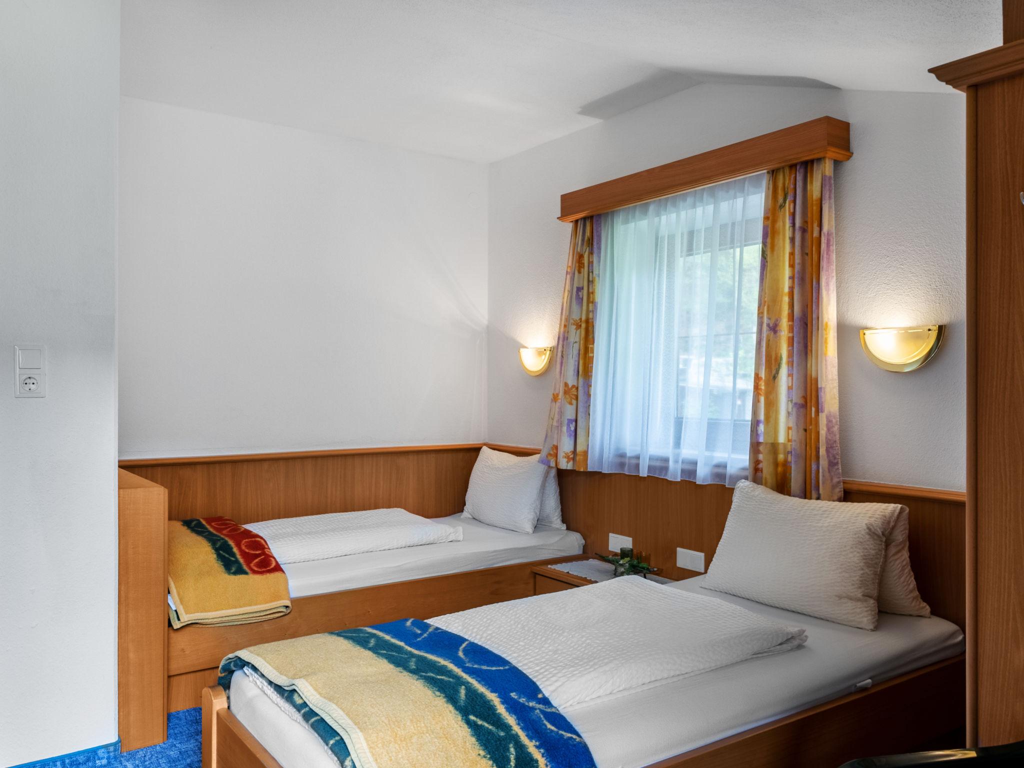 Foto 11 - Appartamento con 3 camere da letto a Aschau im Zillertal con giardino e vista sulle montagne