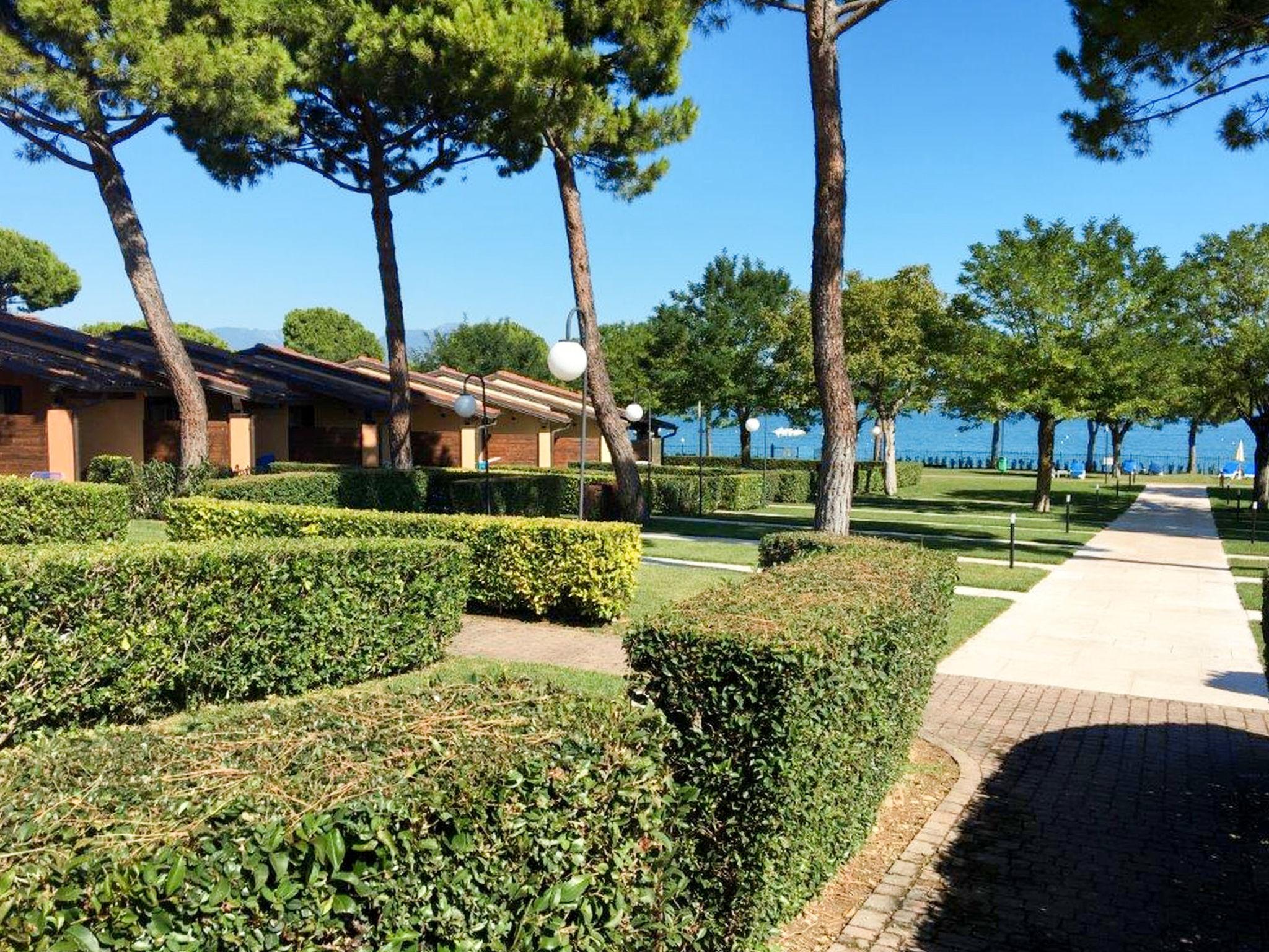 Foto 3 - Casa de 1 habitación en Padenghe sul Garda con piscina y vistas a la montaña