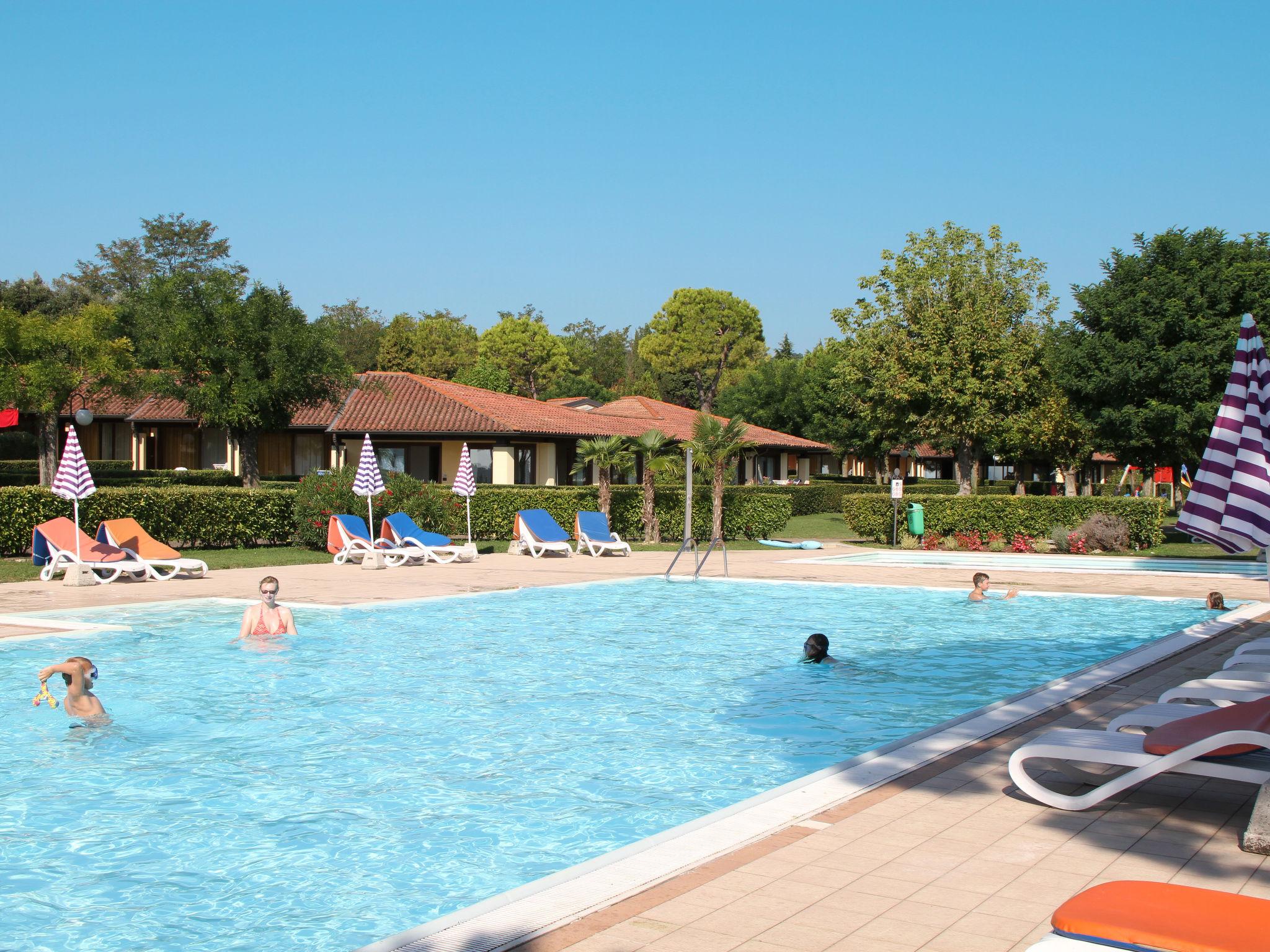 Photo 11 - Maison de 1 chambre à Padenghe sul Garda avec piscine et vues sur la montagne