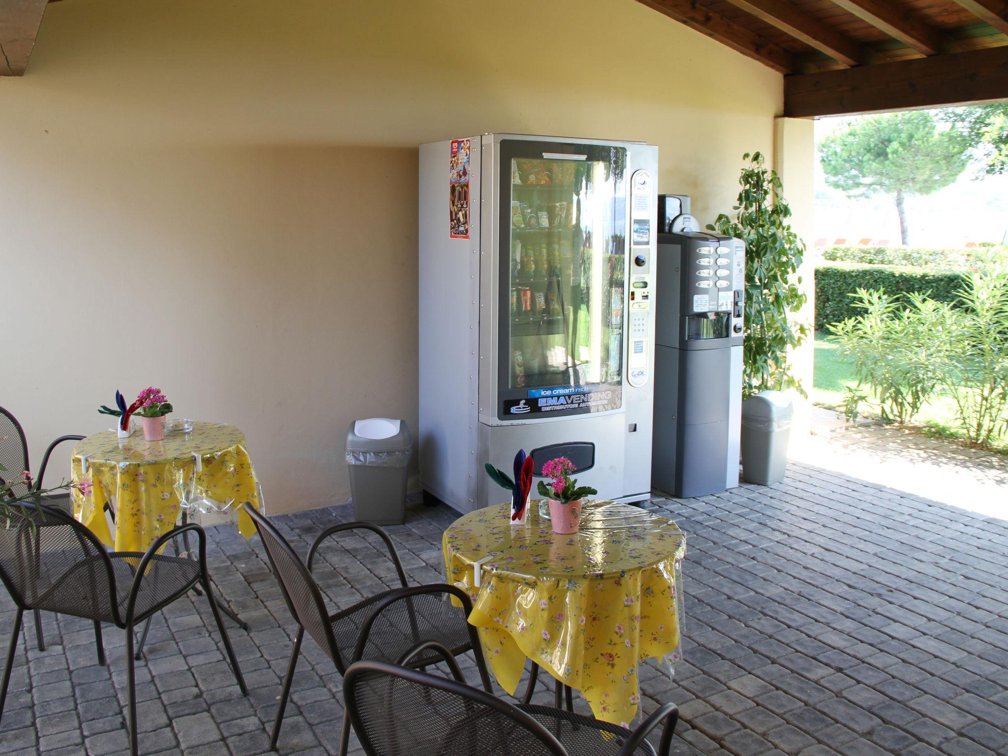 Photo 16 - Maison de 1 chambre à Padenghe sul Garda avec piscine et vues sur la montagne