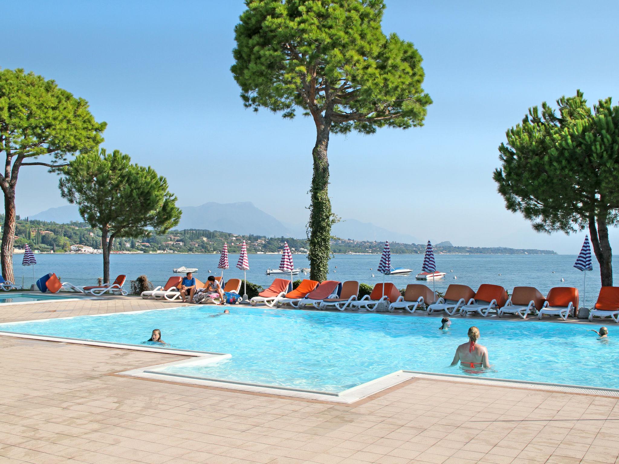 Photo 1 - Maison de 1 chambre à Padenghe sul Garda avec piscine et vues sur la montagne