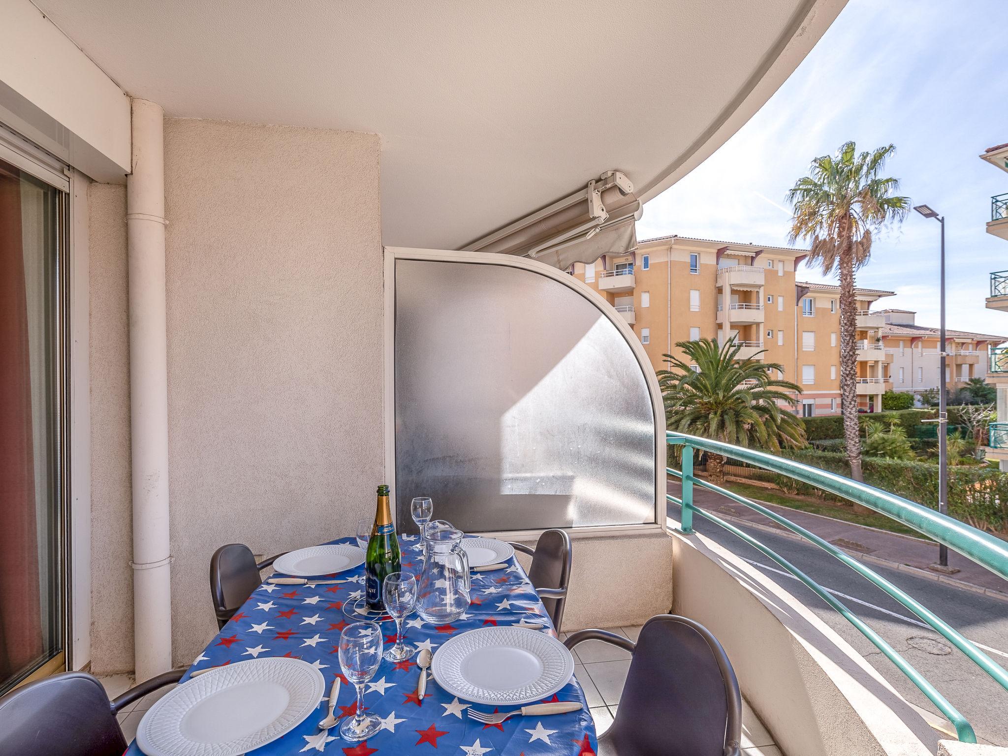 Foto 7 - Apartamento de 1 habitación en Fréjus con piscina y vistas al mar