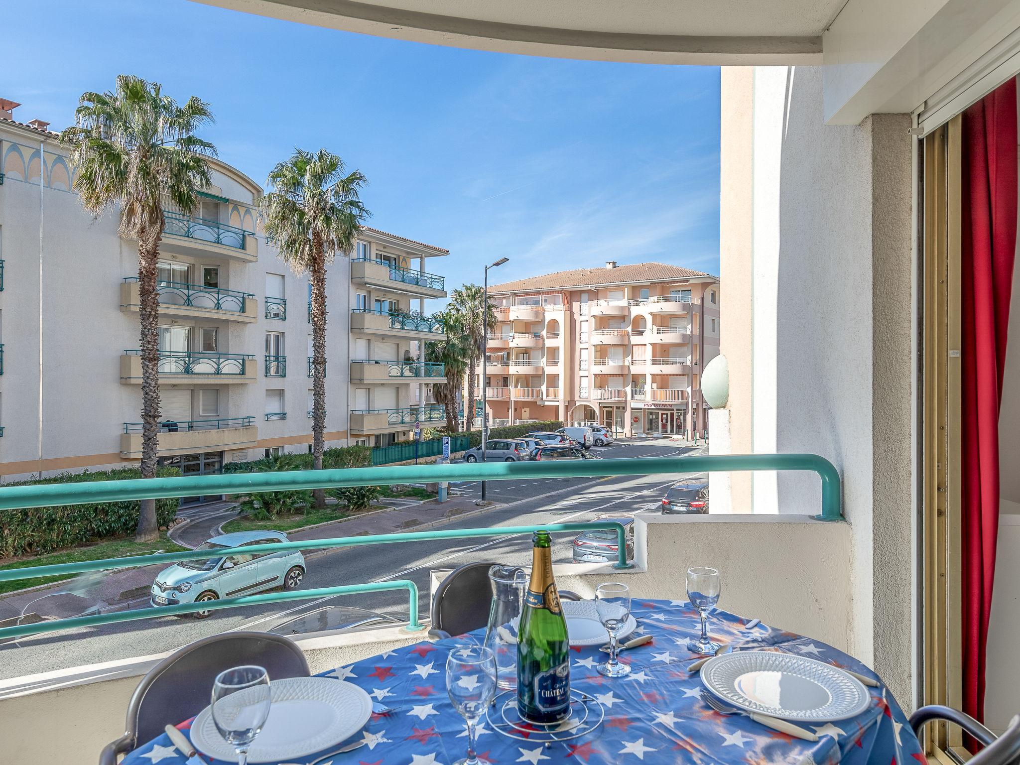 Foto 6 - Appartamento con 1 camera da letto a Fréjus con piscina e vista mare