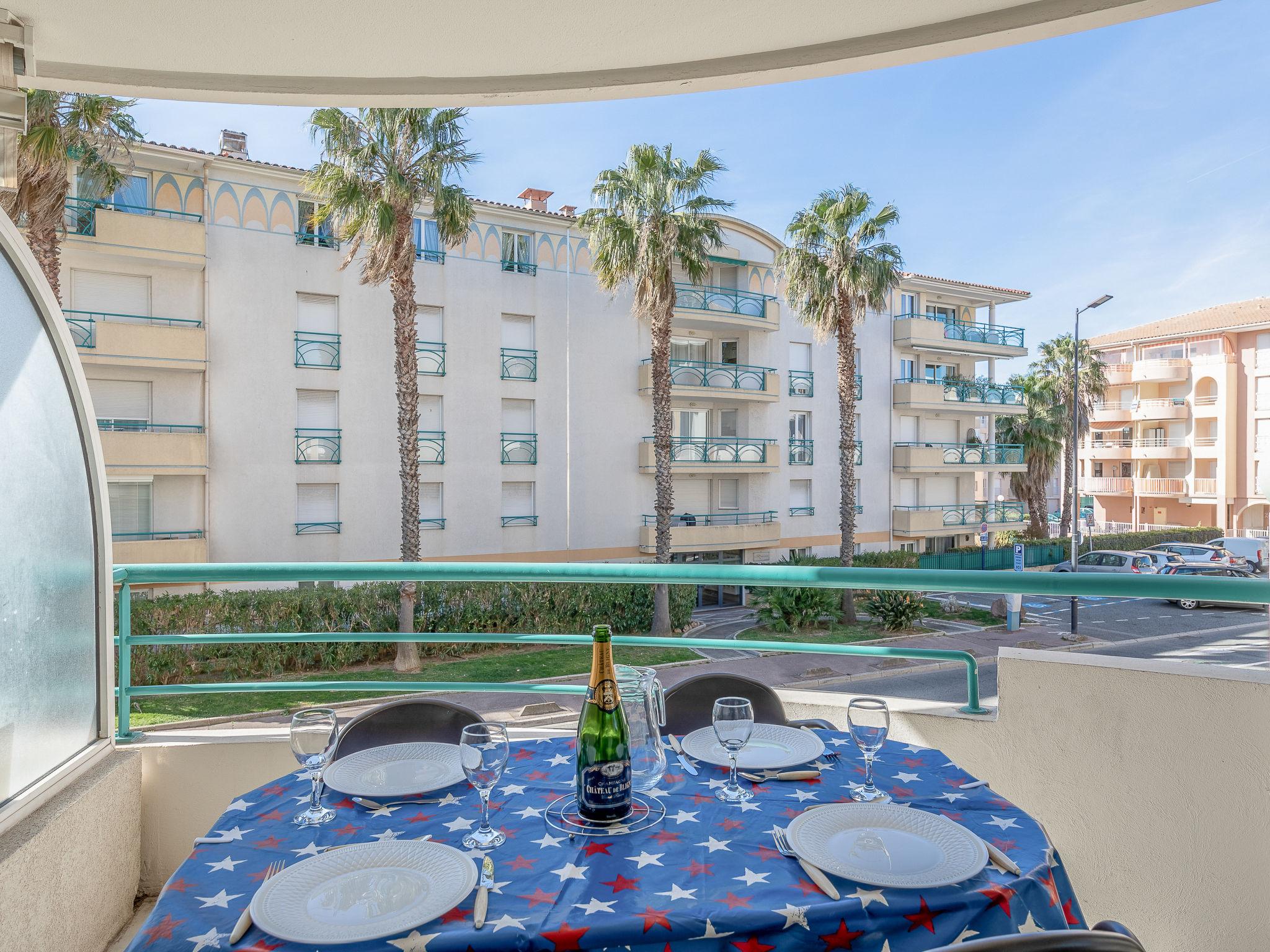 Foto 1 - Apartamento de 1 quarto em Fréjus com piscina e vistas do mar