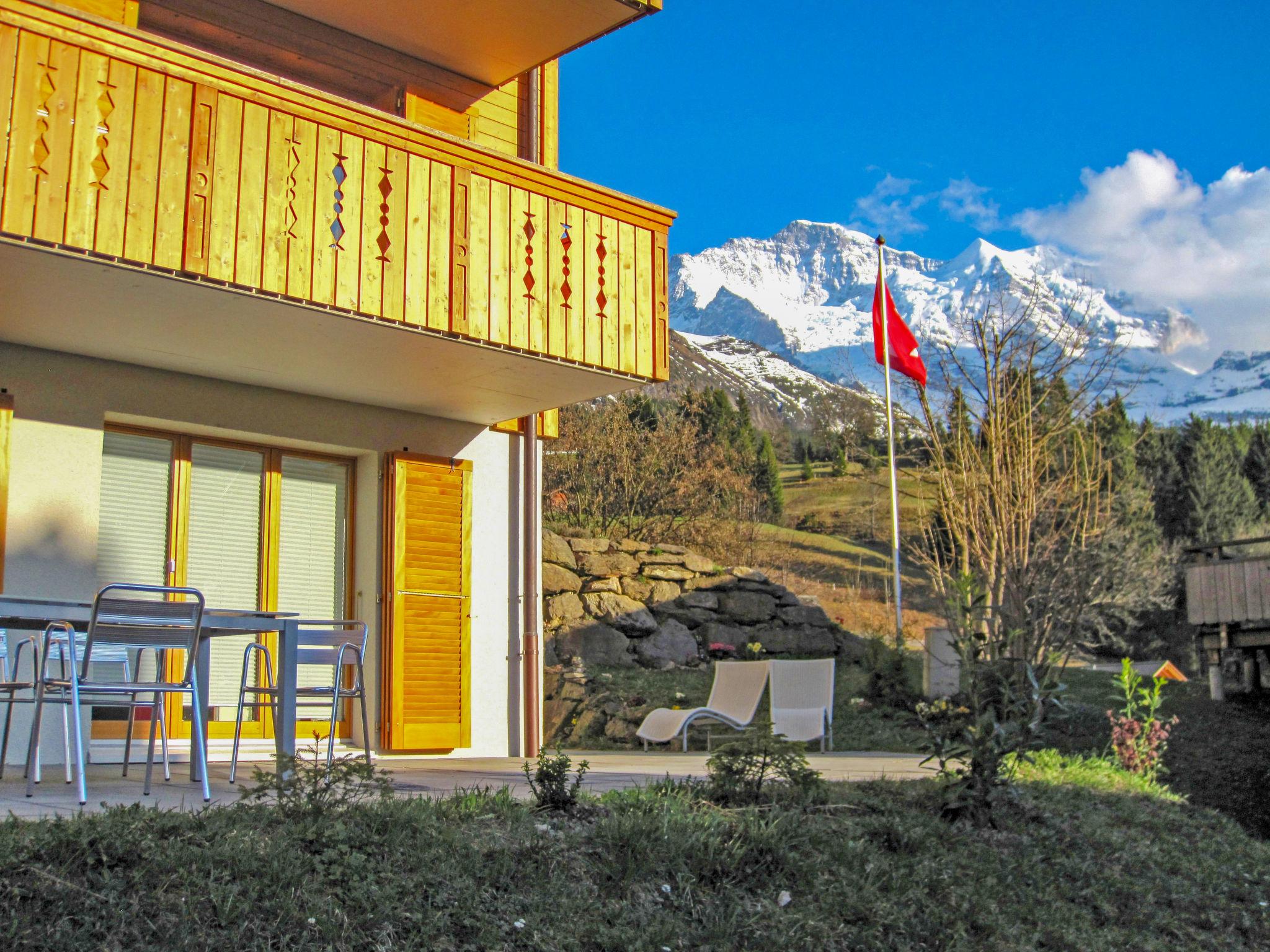 Foto 4 - Appartamento con 2 camere da letto a Lauterbrunnen con terrazza e vista sulle montagne