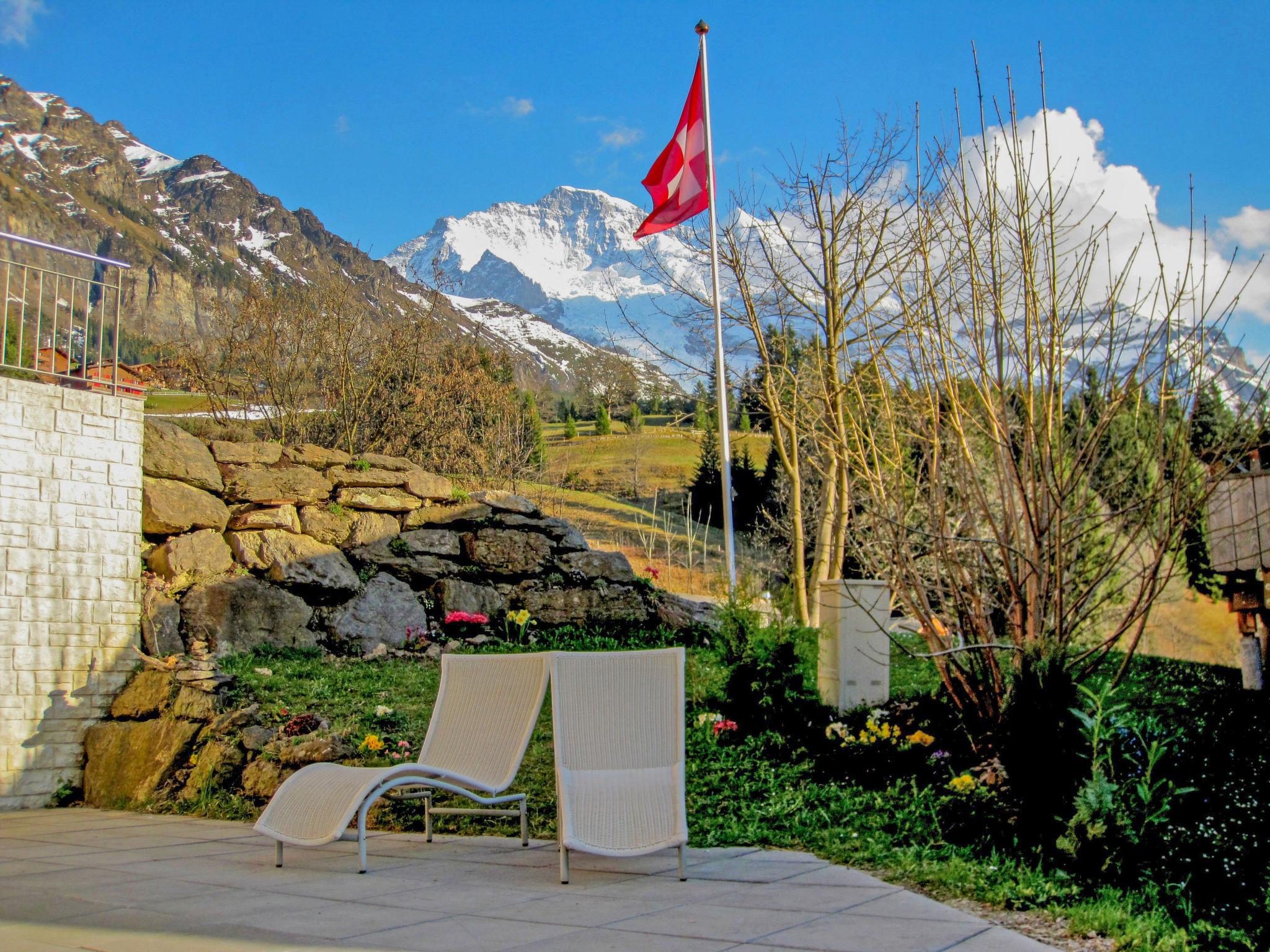 Foto 13 - Appartamento con 2 camere da letto a Lauterbrunnen con terrazza e vista sulle montagne