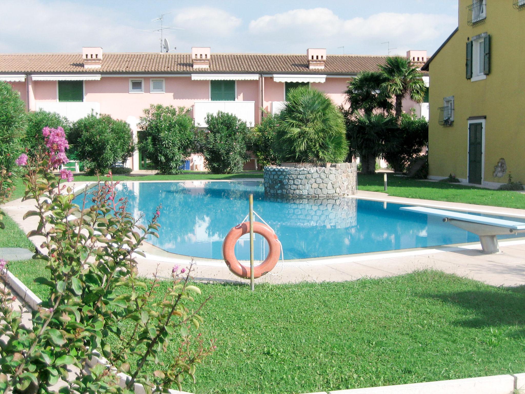 Foto 1 - Apartamento de 1 habitación en Lazise con piscina y vistas a la montaña