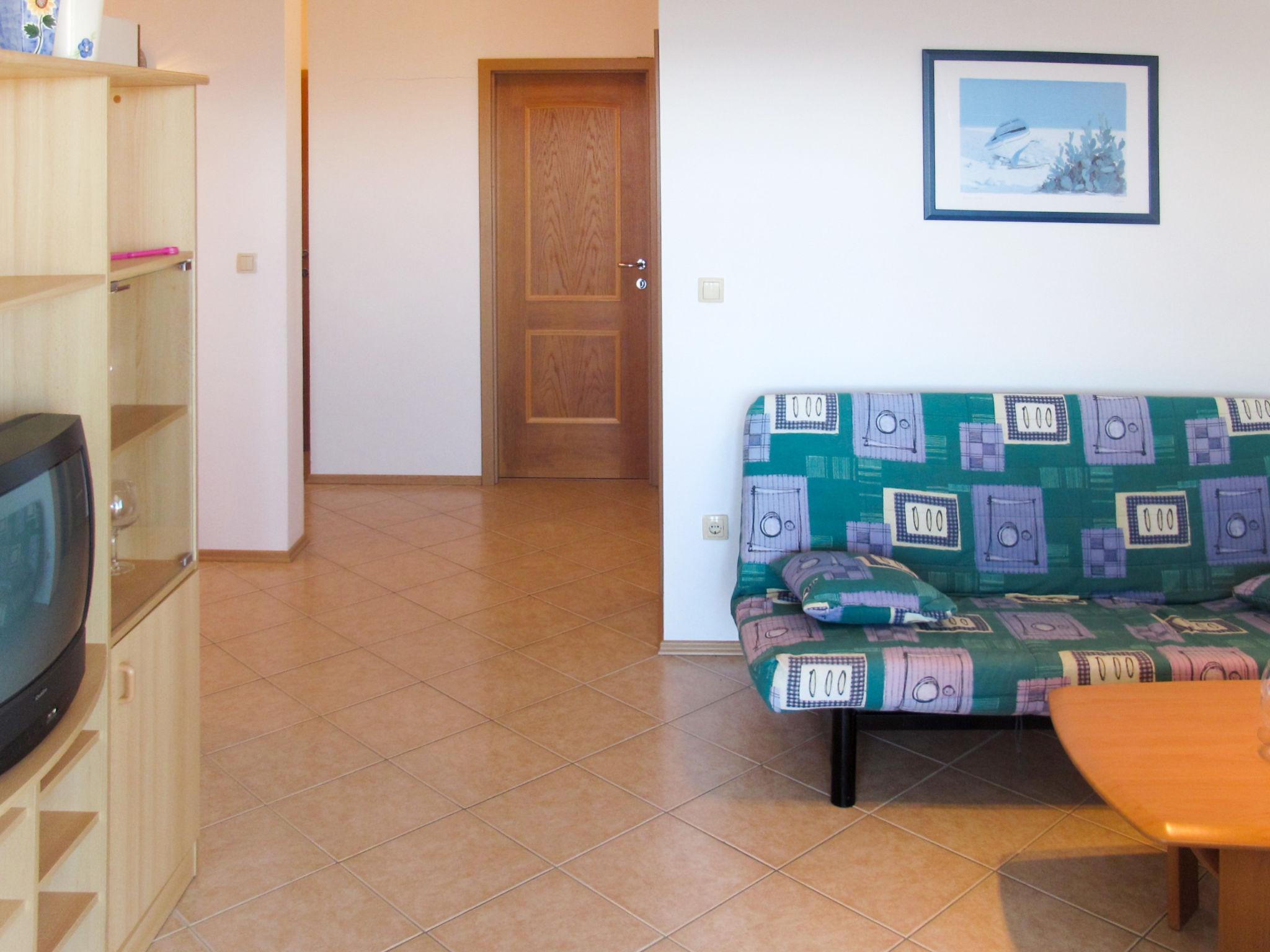 Foto 6 - Appartamento con 1 camera da letto a Raša con terrazza e vista mare
