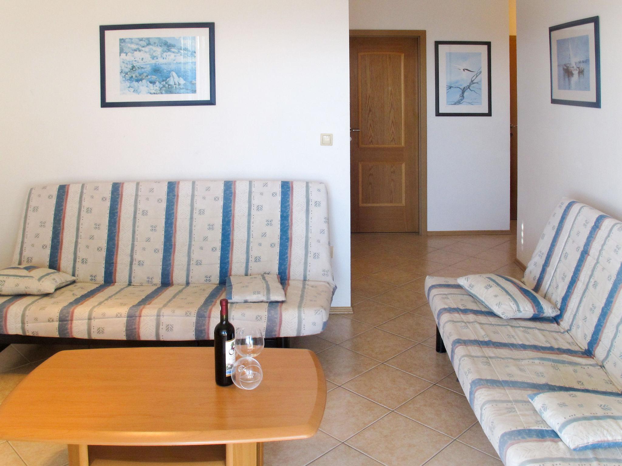 Foto 6 - Apartment mit 1 Schlafzimmer in Raša mit terrasse und blick aufs meer