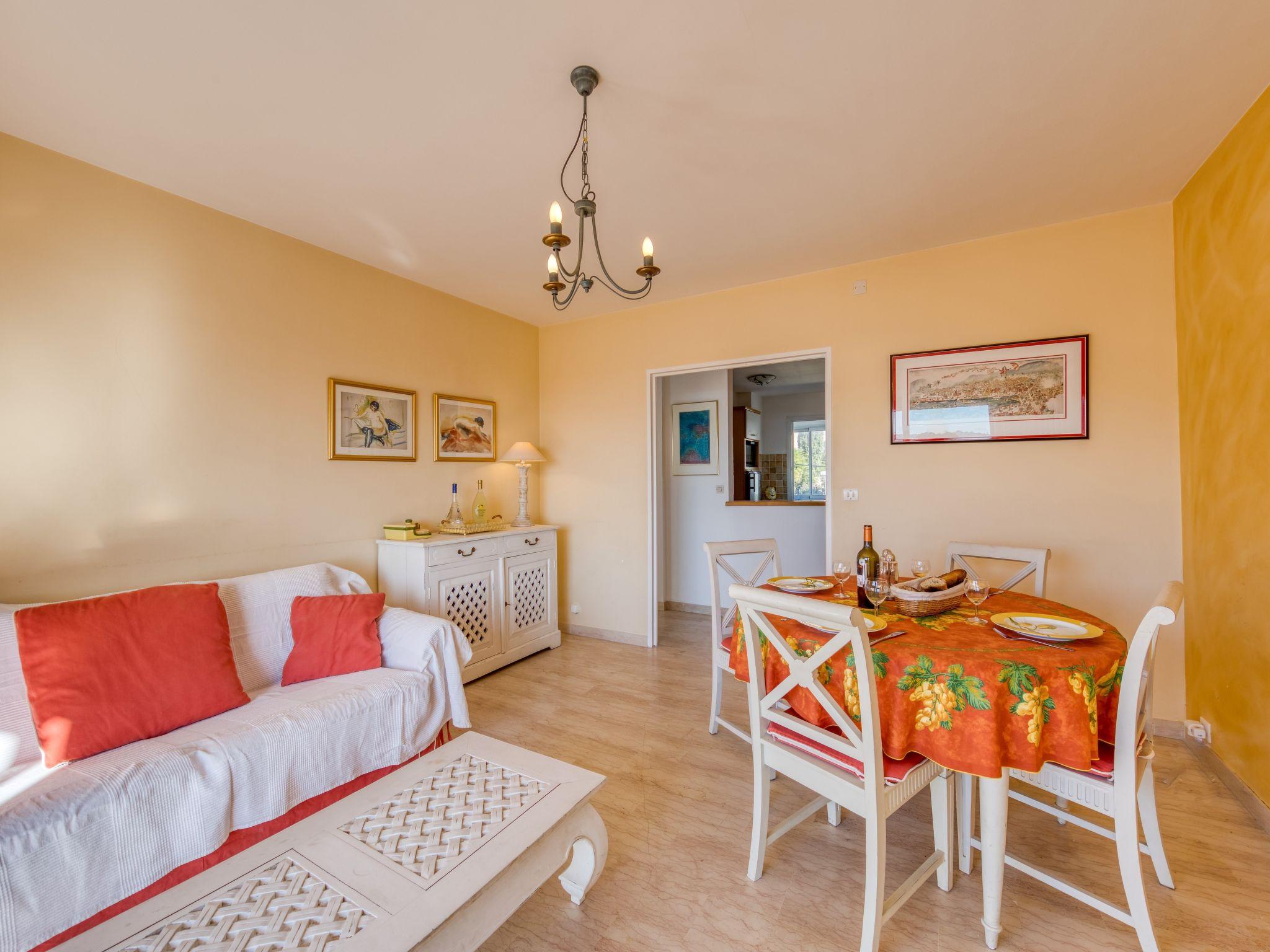 Foto 3 - Appartamento con 2 camere da letto a Sainte-Maxime con vista mare