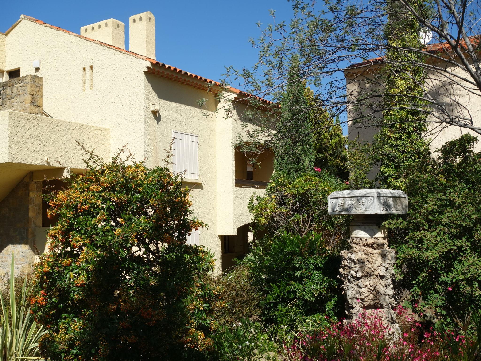 Photo 18 - 2 bedroom Apartment in Saint-Cyr-sur-Mer with terrace and sea view