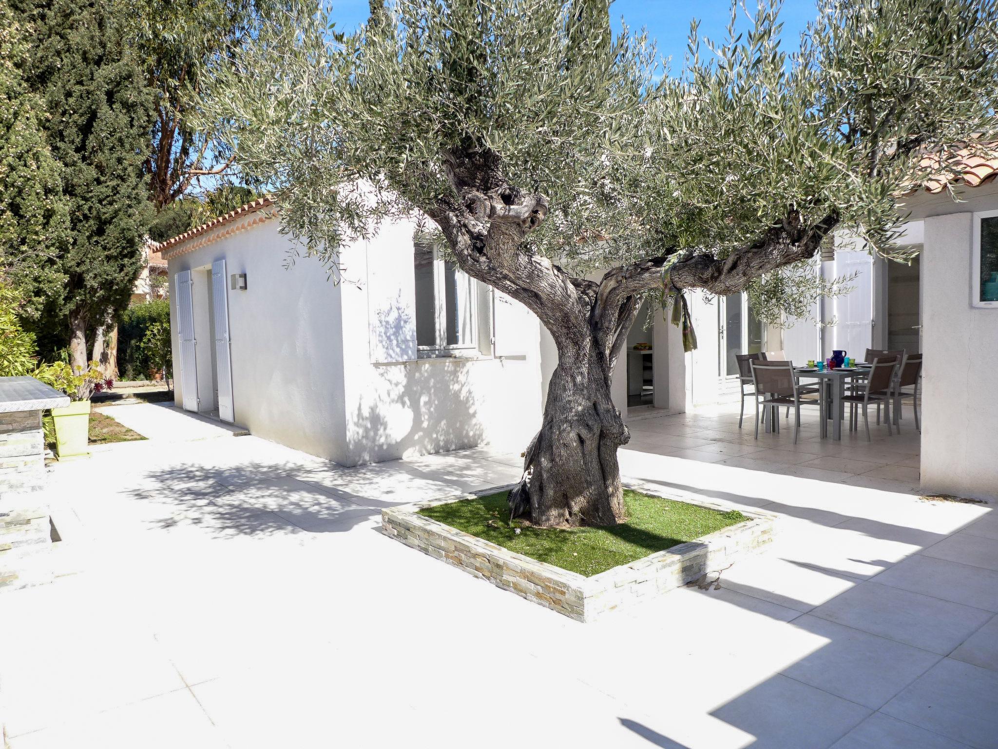 Foto 17 - Casa de 3 quartos em Roquebrune-sur-Argens com piscina e vistas do mar