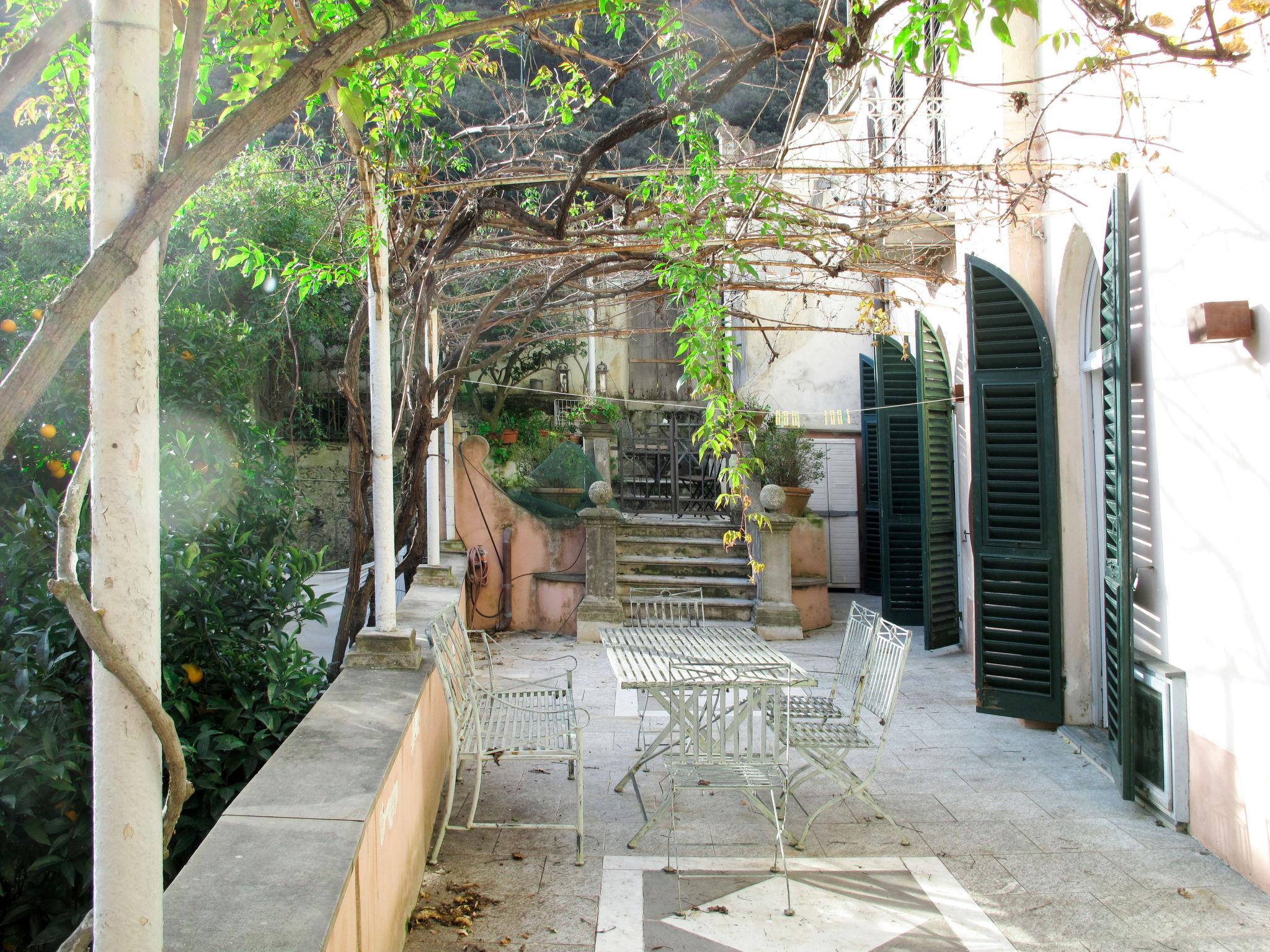 Foto 1 - Apartamento de 3 habitaciones en Finale Ligure con jardín y vistas al mar